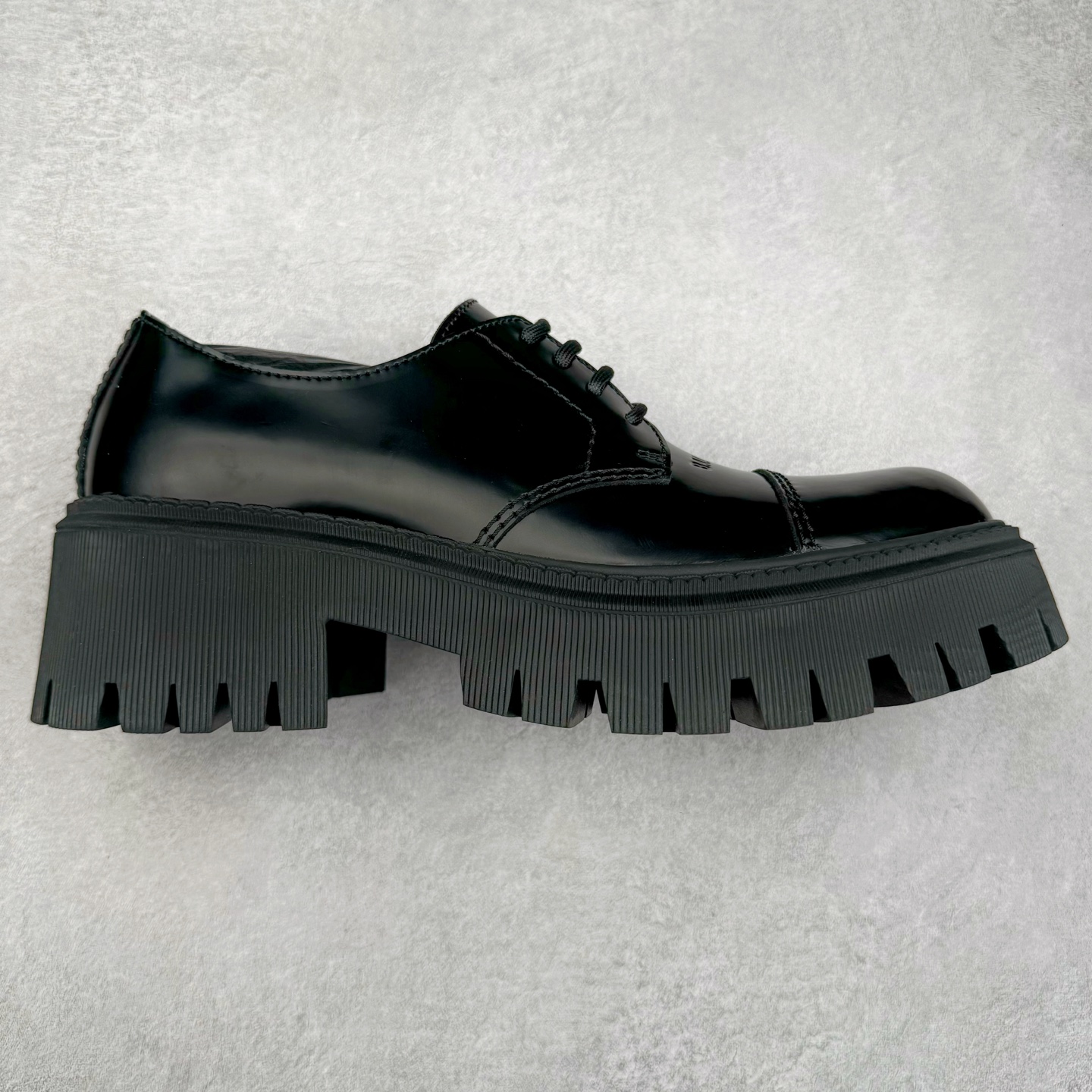 #GD广顶 Balenciaga Trooper 巴黎世家时尚系带牛皮厚底德比鞋 象征着时尚的前沿 款式典雅而时尚 突显法式高雅气息 众多国内外一线潮流明星上脚加持 舒适鞋面 具有很好的延展性和透气性 外观设计鞋身运用简洁的黑色进行搭配 上脚颜值高 鞋跟耐磨性强 不易打滑 尺码:39-45(偏大一码)-选品中心