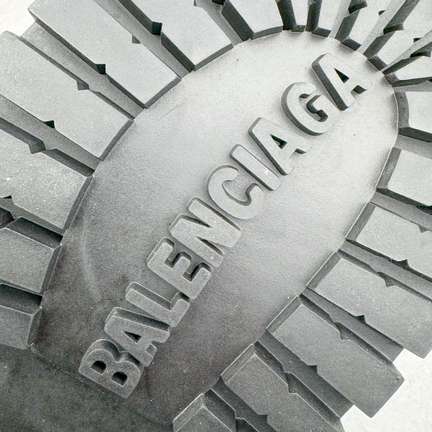 图片[15]-＃GD广顶 Balenciaga FW24 SKIWEAR 巴黎世家圆头套穿雪地靴德比靴鞋 原版购入开发 做货 极致做旧 巴黎世家做旧的款式百分之90都是好看的 这双靴子也不例外 破旧风格 双层材质 外层粗帆布做了磨损和褪色处理 内层做了透气网状里布 比较惊艳的是鞋底和鞋侧橡胶 原版定制进口做旧帆布 原版进口透气网里 原版开模橡胶大底 增高底厚5CM超显大长腿NCC 尺码： 39 40 41 42 43 44 45-选品中心