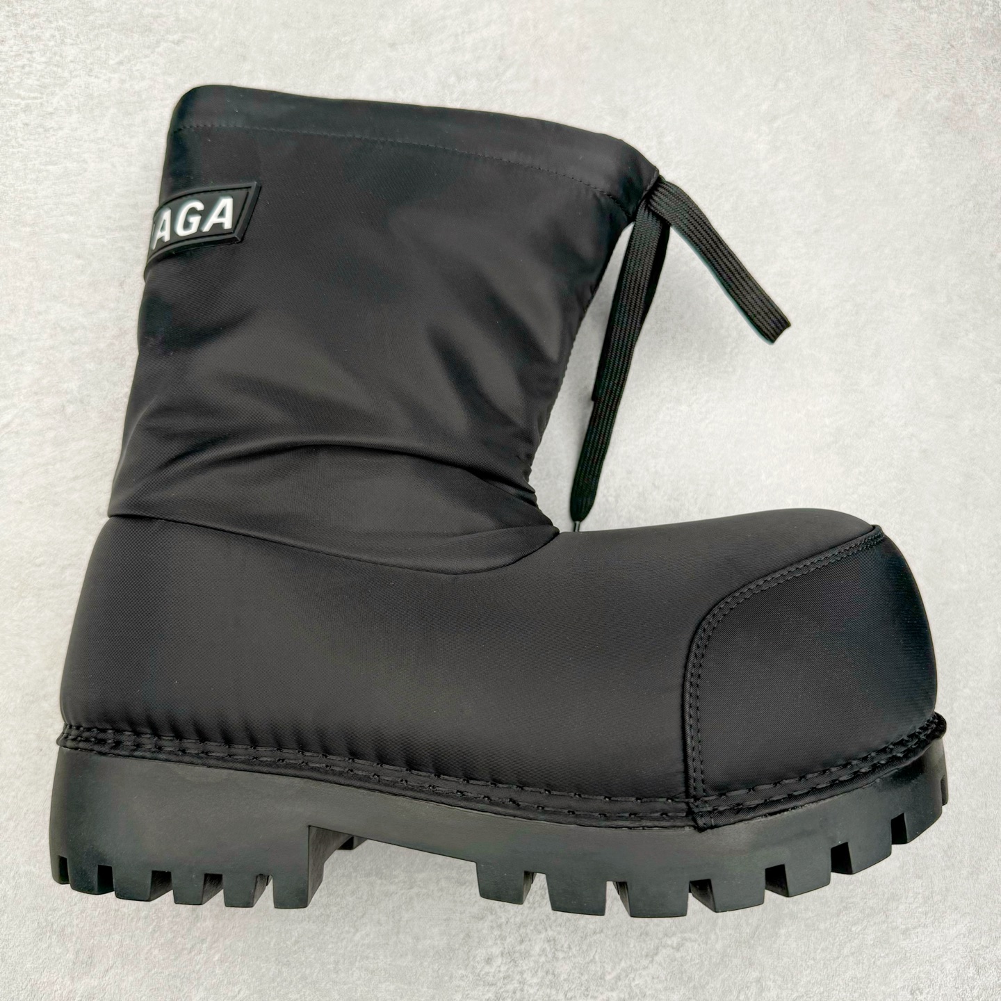 ＃GD广顶 Balenciaga FW24 SKIWEAR 巴黎世家圆头套穿雪地靴德比靴鞋 原版购入开发 做货 极致做旧 巴黎世家做旧的款式百分之90都是好看的 这双靴子也不例外 破旧风格 双层材质 外层粗帆布做了磨损和褪色处理 内层做了透气网状里布 比较惊艳的是鞋底和鞋侧橡胶 原版定制进口做旧帆布 原版进口透气网里 原版开模橡胶大底 增高底厚5CM超显大长腿NCC 尺码： 39 40 41 42 43 44 45-选品中心