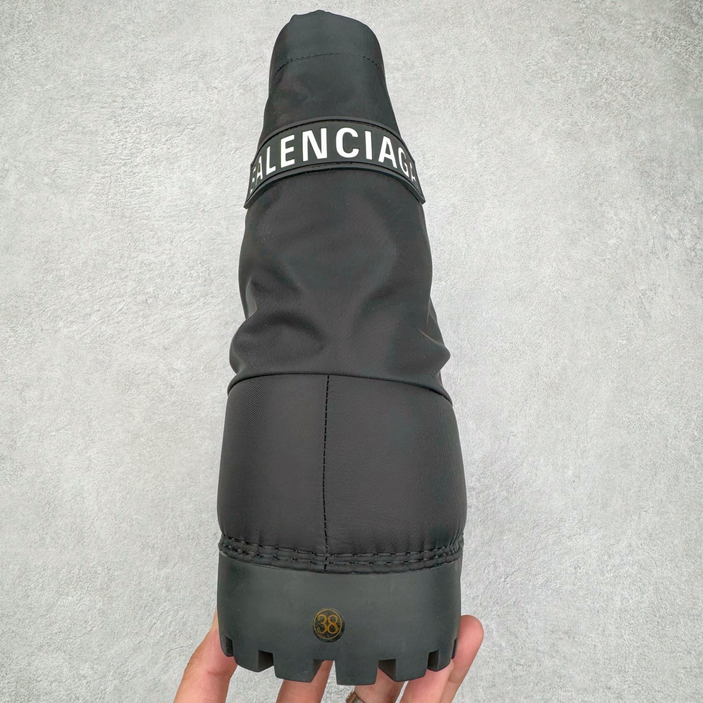 图片[8]-＃GD广顶 Balenciaga FW24 SKIWEAR 巴黎世家圆头套穿雪地靴德比靴鞋 原版购入开发 做货 极致做旧 巴黎世家做旧的款式百分之90都是好看的 这双靴子也不例外 破旧风格 双层材质 外层粗帆布做了磨损和褪色处理 内层做了透气网状里布 比较惊艳的是鞋底和鞋侧橡胶 原版定制进口做旧帆布 原版进口透气网里 原版开模橡胶大底 增高底厚5CM超显大长腿NCC 尺码： 39 40 41 42 43 44 45-选品中心