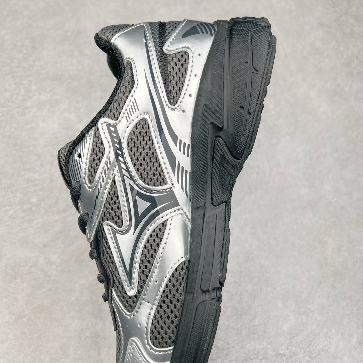 图片[7]-Mizuno Speed 2K 美津浓复古厚底织物合成革防滑耐磨透气低帮休闲跑步鞋 美津浓（Mizuno）是日本美津浓株式会社于1906年创立的运动品牌，经过一个多世纪的不断努力现已成为世界著名的运动器具、服装和鞋类生产商。美津浓力求服务于各类运动项目，并竭力使运动生活更加愉快和振奋。产品种类齐全，覆盖几乎全部主要运动项目，达到30万多个品类。尺码：36 36.5 37.5 38 38.5 39 40 40.5 41 42 42.5 43 44 44.5 45-选品中心