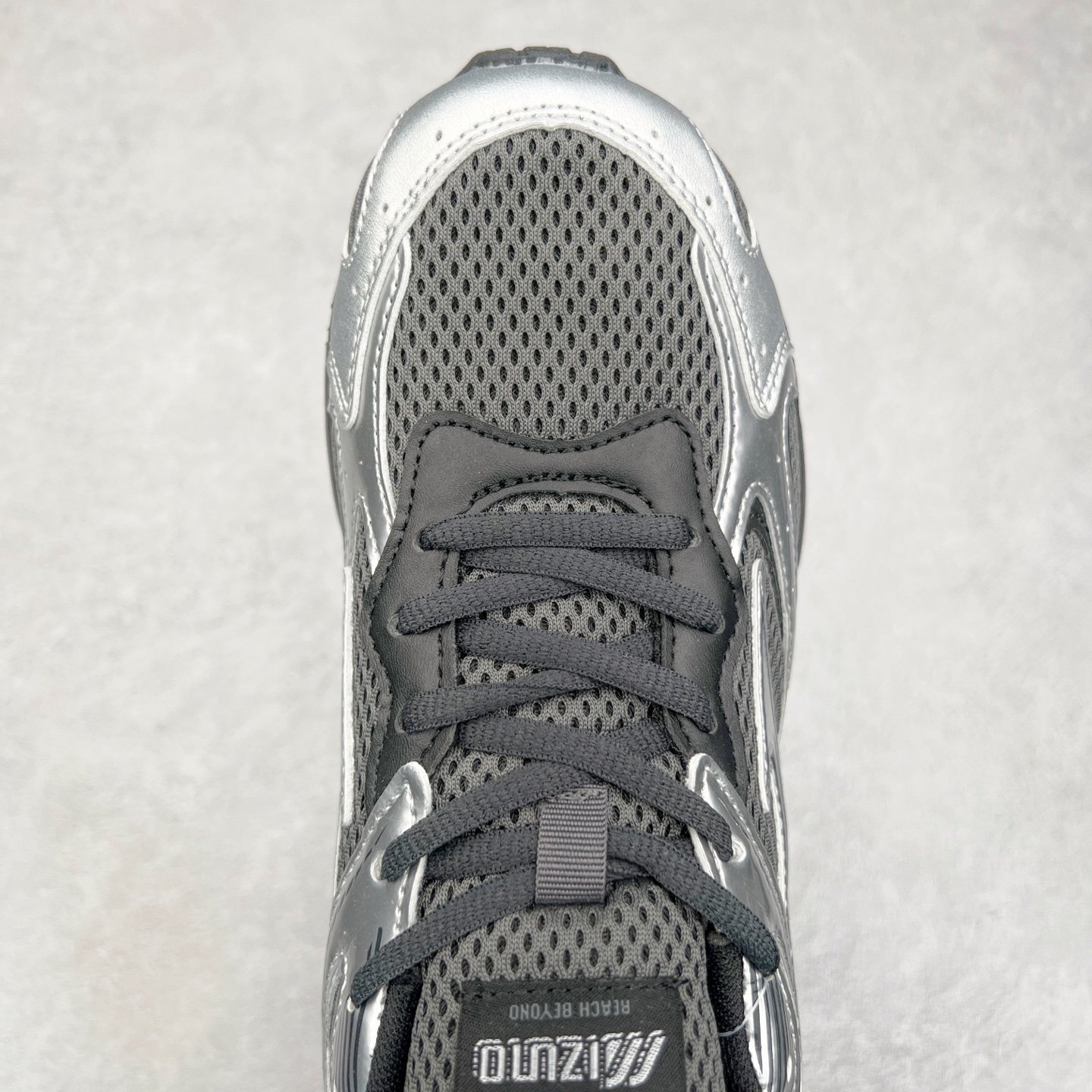 图片[4]-Mizuno Speed 2K 美津浓复古厚底织物合成革防滑耐磨透气低帮休闲跑步鞋 美津浓（Mizuno）是日本美津浓株式会社于1906年创立的运动品牌，经过一个多世纪的不断努力现已成为世界著名的运动器具、服装和鞋类生产商。美津浓力求服务于各类运动项目，并竭力使运动生活更加愉快和振奋。产品种类齐全，覆盖几乎全部主要运动项目，达到30万多个品类。尺码：36 36.5 37.5 38 38.5 39 40 40.5 41 42 42.5 43 44 44.5 45-选品中心