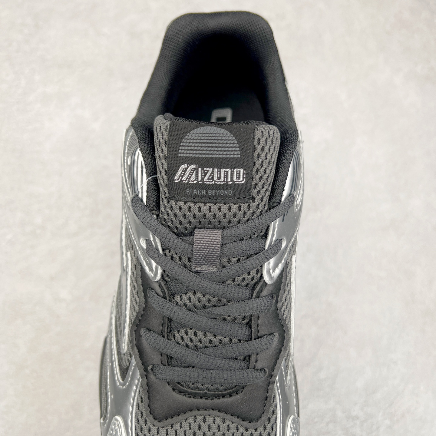 图片[5]-Mizuno Speed 2K 美津浓复古厚底织物合成革防滑耐磨透气低帮休闲跑步鞋 美津浓（Mizuno）是日本美津浓株式会社于1906年创立的运动品牌，经过一个多世纪的不断努力现已成为世界著名的运动器具、服装和鞋类生产商。美津浓力求服务于各类运动项目，并竭力使运动生活更加愉快和振奋。产品种类齐全，覆盖几乎全部主要运动项目，达到30万多个品类。尺码：36 36.5 37.5 38 38.5 39 40 40.5 41 42 42.5 43 44 44.5 45-选品中心