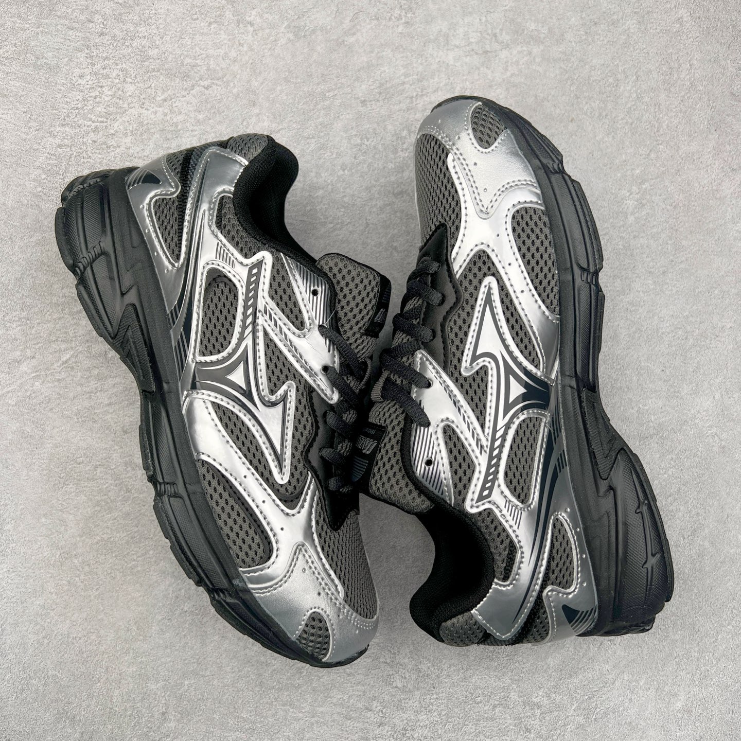 图片[3]-Mizuno Speed 2K 美津浓复古厚底织物合成革防滑耐磨透气低帮休闲跑步鞋 美津浓（Mizuno）是日本美津浓株式会社于1906年创立的运动品牌，经过一个多世纪的不断努力现已成为世界著名的运动器具、服装和鞋类生产商。美津浓力求服务于各类运动项目，并竭力使运动生活更加愉快和振奋。产品种类齐全，覆盖几乎全部主要运动项目，达到30万多个品类。尺码：36 36.5 37.5 38 38.5 39 40 40.5 41 42 42.5 43 44 44.5 45-选品中心