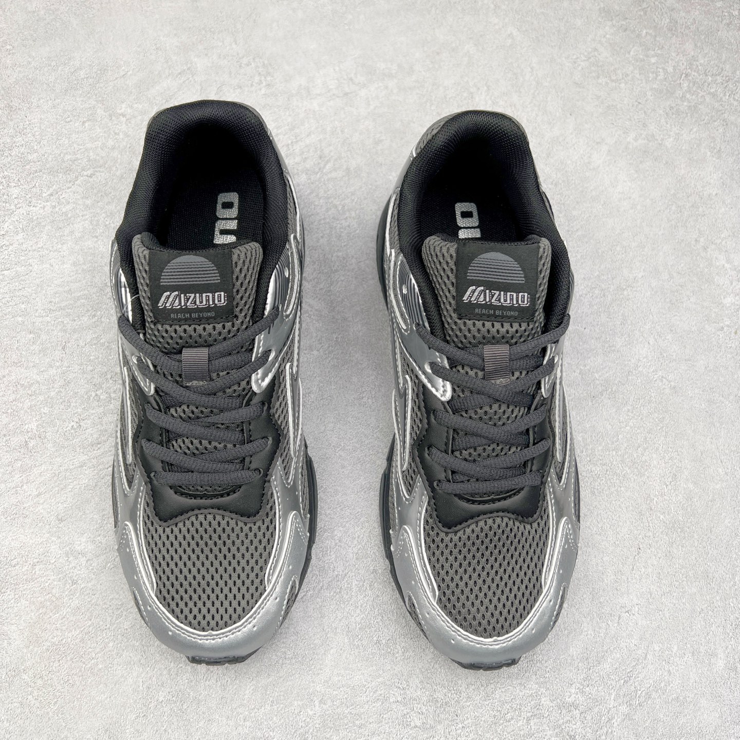 图片[2]-Mizuno Speed 2K 美津浓复古厚底织物合成革防滑耐磨透气低帮休闲跑步鞋 美津浓（Mizuno）是日本美津浓株式会社于1906年创立的运动品牌，经过一个多世纪的不断努力现已成为世界著名的运动器具、服装和鞋类生产商。美津浓力求服务于各类运动项目，并竭力使运动生活更加愉快和振奋。产品种类齐全，覆盖几乎全部主要运动项目，达到30万多个品类。尺码：36 36.5 37.5 38 38.5 39 40 40.5 41 42 42.5 43 44 44.5 45-选品中心