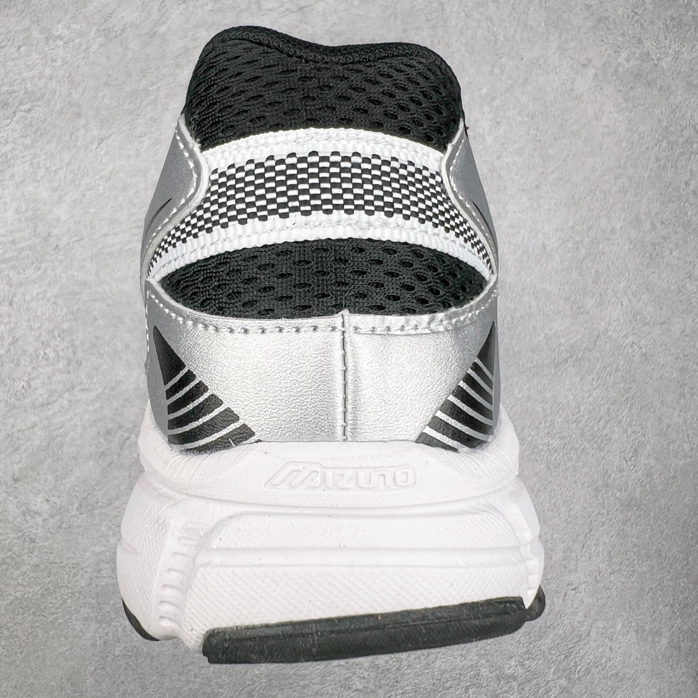 图片[8]-Mizuno Speed 2K 美津浓复古厚底织物合成革防滑耐磨透气低帮休闲跑步鞋 美津浓（Mizuno）是日本美津浓株式会社于1906年创立的运动品牌，经过一个多世纪的不断努力现已成为世界著名的运动器具、服装和鞋类生产商。美津浓力求服务于各类运动项目，并竭力使运动生活更加愉快和振奋。产品种类齐全，覆盖几乎全部主要运动项目，达到30万多个品类。尺码：36 36.5 37.5 38 38.5 39 40 40.5 41 42 42.5 43 44 44.5 45-选品中心