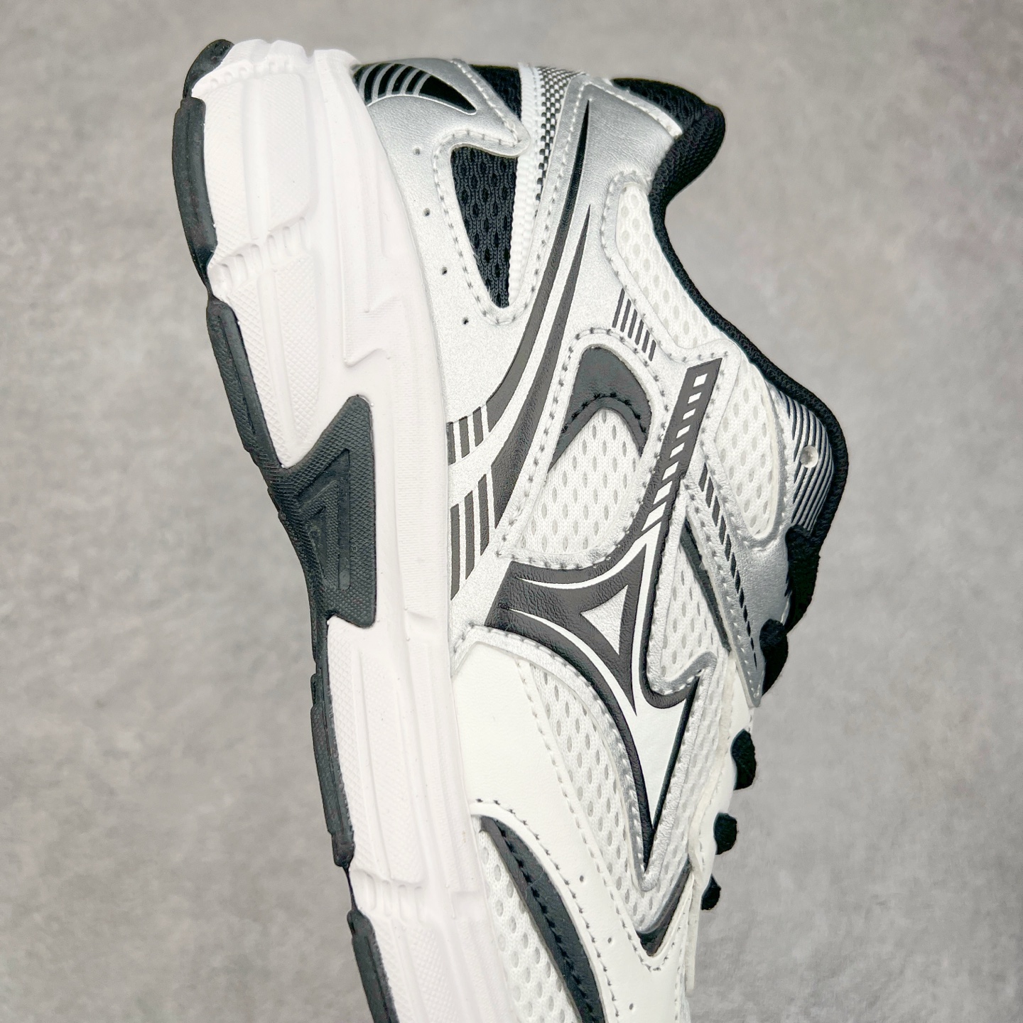 图片[6]-Mizuno Speed 2K 美津浓复古厚底织物合成革防滑耐磨透气低帮休闲跑步鞋 美津浓（Mizuno）是日本美津浓株式会社于1906年创立的运动品牌，经过一个多世纪的不断努力现已成为世界著名的运动器具、服装和鞋类生产商。美津浓力求服务于各类运动项目，并竭力使运动生活更加愉快和振奋。产品种类齐全，覆盖几乎全部主要运动项目，达到30万多个品类。尺码：36 36.5 37.5 38 38.5 39 40 40.5 41 42 42.5 43 44 44.5 45-选品中心