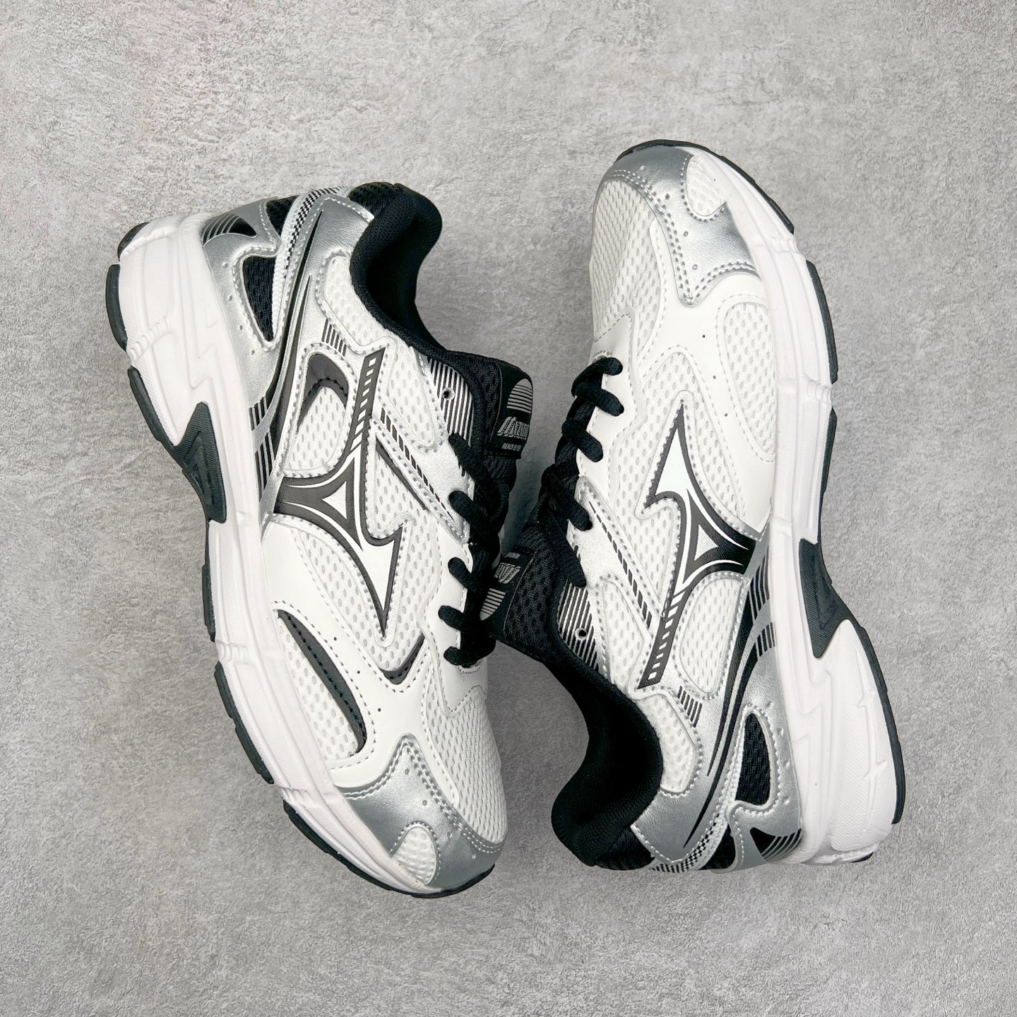 图片[3]-Mizuno Speed 2K 美津浓复古厚底织物合成革防滑耐磨透气低帮休闲跑步鞋 美津浓（Mizuno）是日本美津浓株式会社于1906年创立的运动品牌，经过一个多世纪的不断努力现已成为世界著名的运动器具、服装和鞋类生产商。美津浓力求服务于各类运动项目，并竭力使运动生活更加愉快和振奋。产品种类齐全，覆盖几乎全部主要运动项目，达到30万多个品类。尺码：36 36.5 37.5 38 38.5 39 40 40.5 41 42 42.5 43 44 44.5 45-选品中心