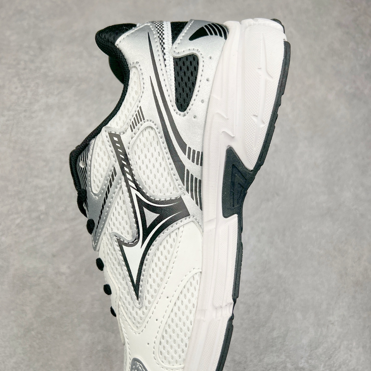 图片[7]-Mizuno Speed 2K 美津浓复古厚底织物合成革防滑耐磨透气低帮休闲跑步鞋 美津浓（Mizuno）是日本美津浓株式会社于1906年创立的运动品牌，经过一个多世纪的不断努力现已成为世界著名的运动器具、服装和鞋类生产商。美津浓力求服务于各类运动项目，并竭力使运动生活更加愉快和振奋。产品种类齐全，覆盖几乎全部主要运动项目，达到30万多个品类。尺码：36 36.5 37.5 38 38.5 39 40 40.5 41 42 42.5 43 44 44.5 45-选品中心