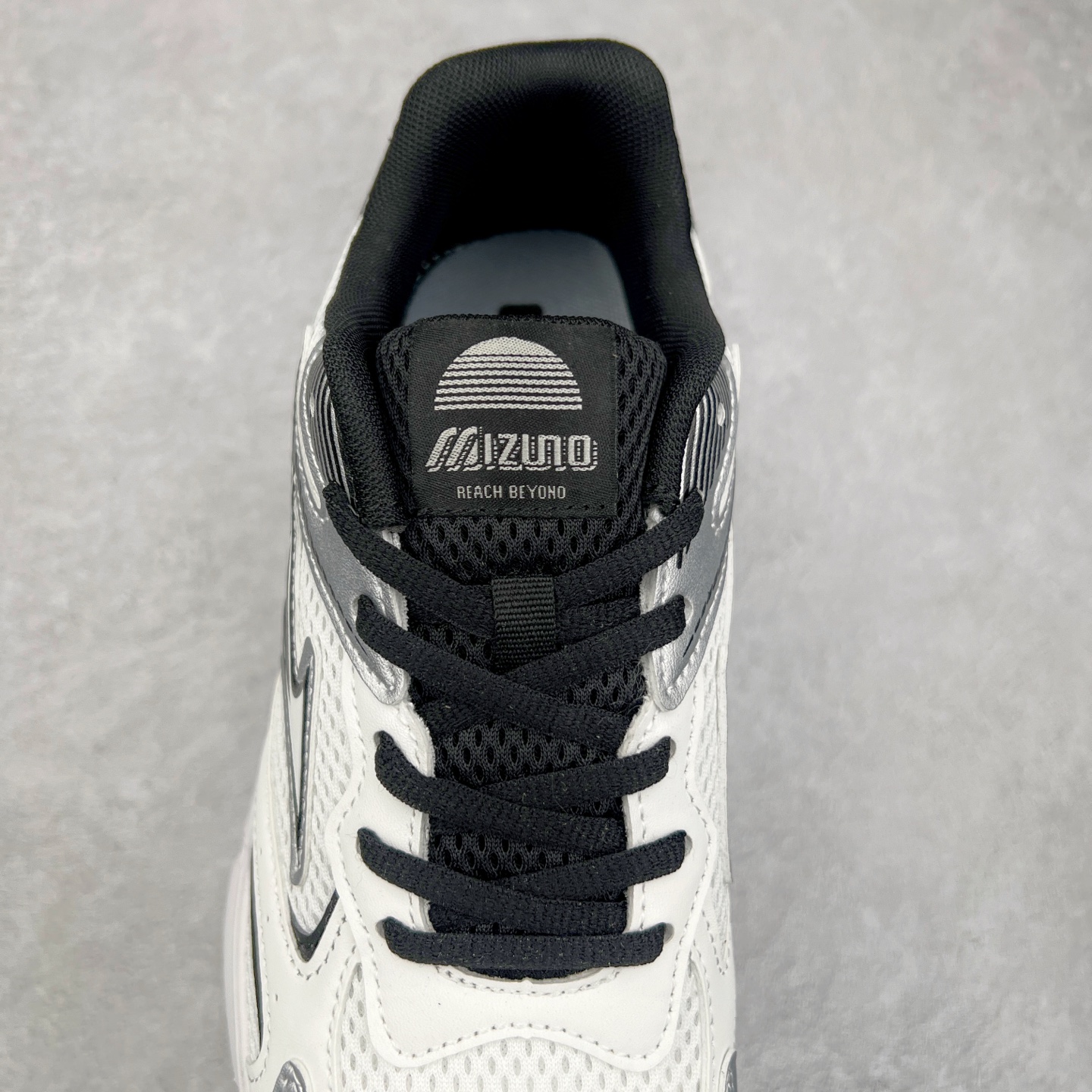 图片[5]-Mizuno Speed 2K 美津浓复古厚底织物合成革防滑耐磨透气低帮休闲跑步鞋 美津浓（Mizuno）是日本美津浓株式会社于1906年创立的运动品牌，经过一个多世纪的不断努力现已成为世界著名的运动器具、服装和鞋类生产商。美津浓力求服务于各类运动项目，并竭力使运动生活更加愉快和振奋。产品种类齐全，覆盖几乎全部主要运动项目，达到30万多个品类。尺码：36 36.5 37.5 38 38.5 39 40 40.5 41 42 42.5 43 44 44.5 45-选品中心