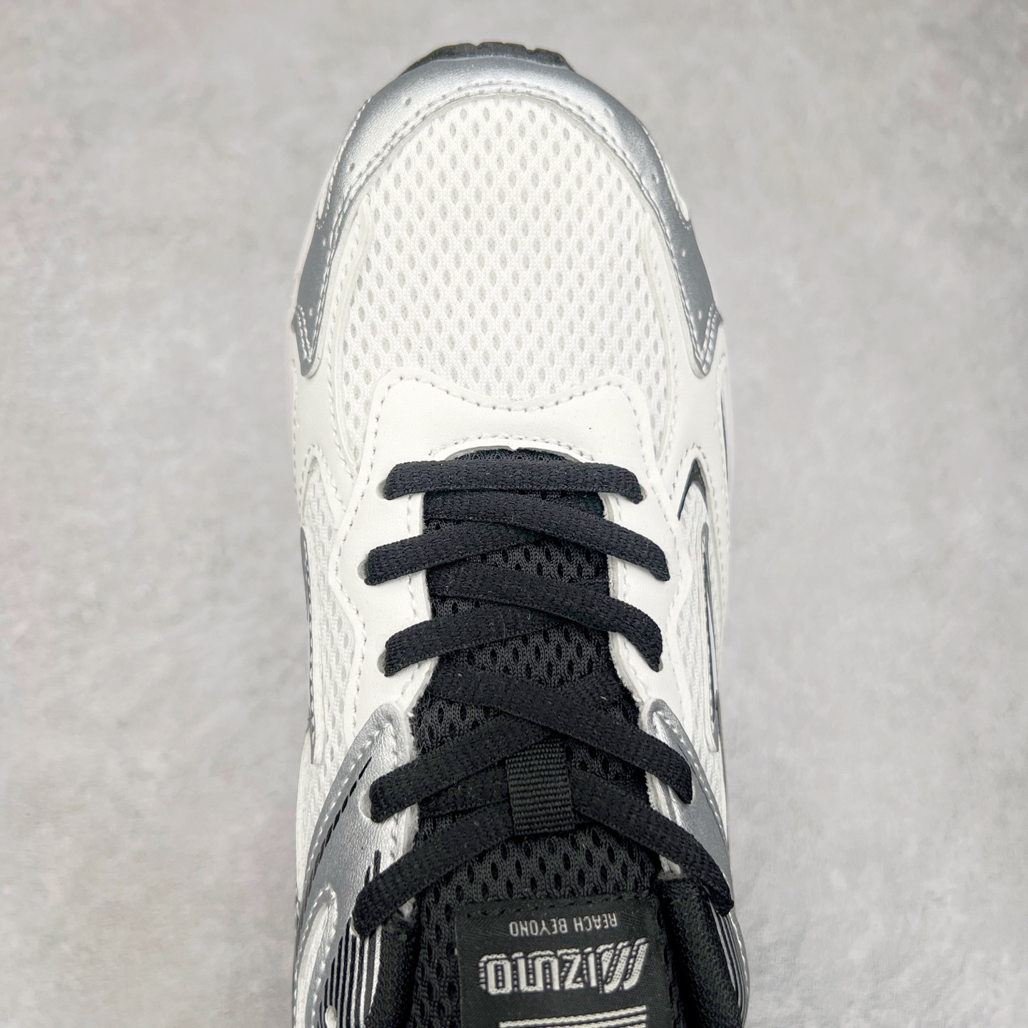 图片[4]-Mizuno Speed 2K 美津浓复古厚底织物合成革防滑耐磨透气低帮休闲跑步鞋 美津浓（Mizuno）是日本美津浓株式会社于1906年创立的运动品牌，经过一个多世纪的不断努力现已成为世界著名的运动器具、服装和鞋类生产商。美津浓力求服务于各类运动项目，并竭力使运动生活更加愉快和振奋。产品种类齐全，覆盖几乎全部主要运动项目，达到30万多个品类。尺码：36 36.5 37.5 38 38.5 39 40 40.5 41 42 42.5 43 44 44.5 45-选品中心