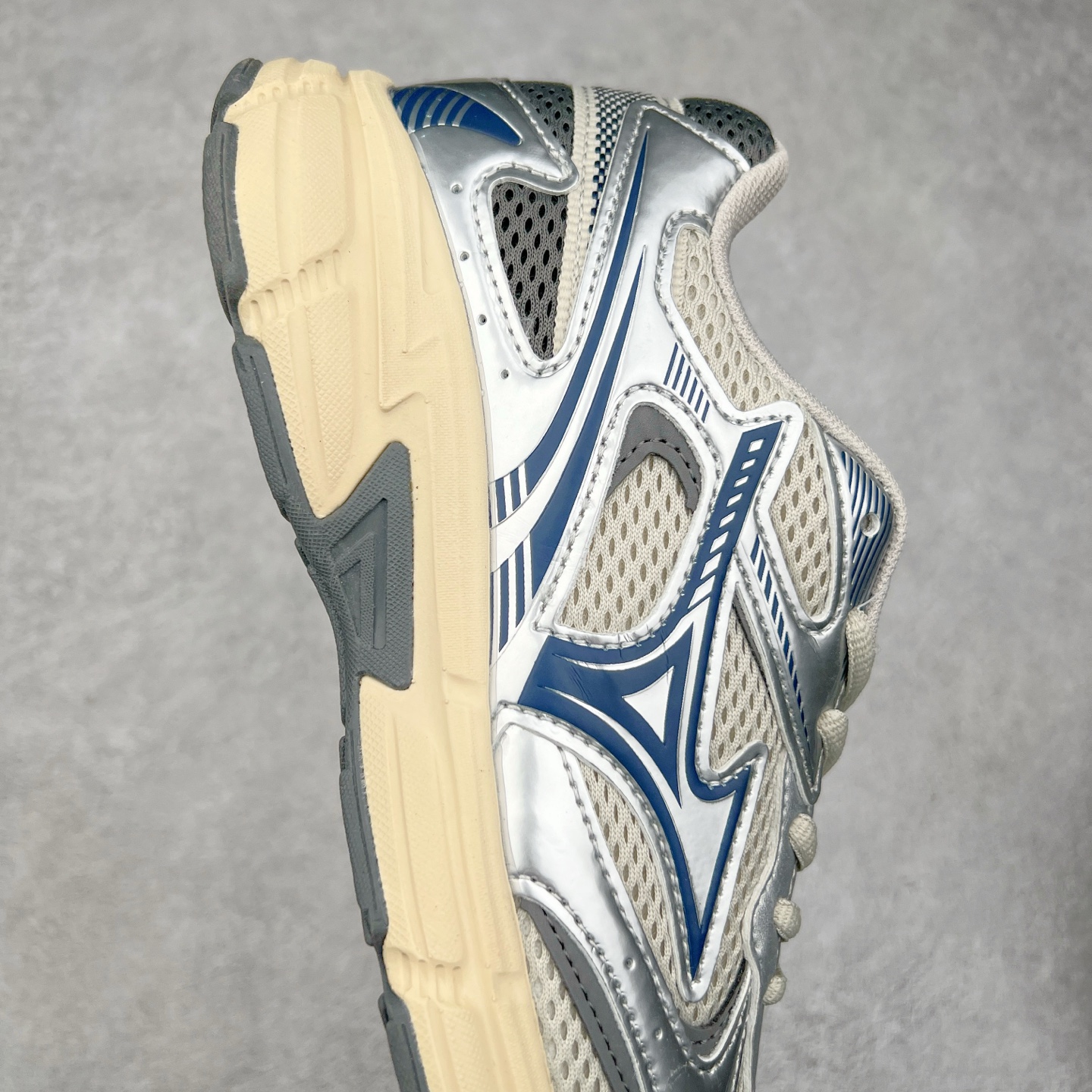 图片[6]-Mizuno Speed 2K 美津浓复古厚底织物合成革防滑耐磨透气低帮休闲跑步鞋 美津浓（Mizuno）是日本美津浓株式会社于1906年创立的运动品牌，经过一个多世纪的不断努力现已成为世界著名的运动器具、服装和鞋类生产商。美津浓力求服务于各类运动项目，并竭力使运动生活更加愉快和振奋。产品种类齐全，覆盖几乎全部主要运动项目，达到30万多个品类。尺码：36 36.5 37.5 38 38.5 39 40 40.5 41 42 42.5 43 44 44.5 45-选品中心