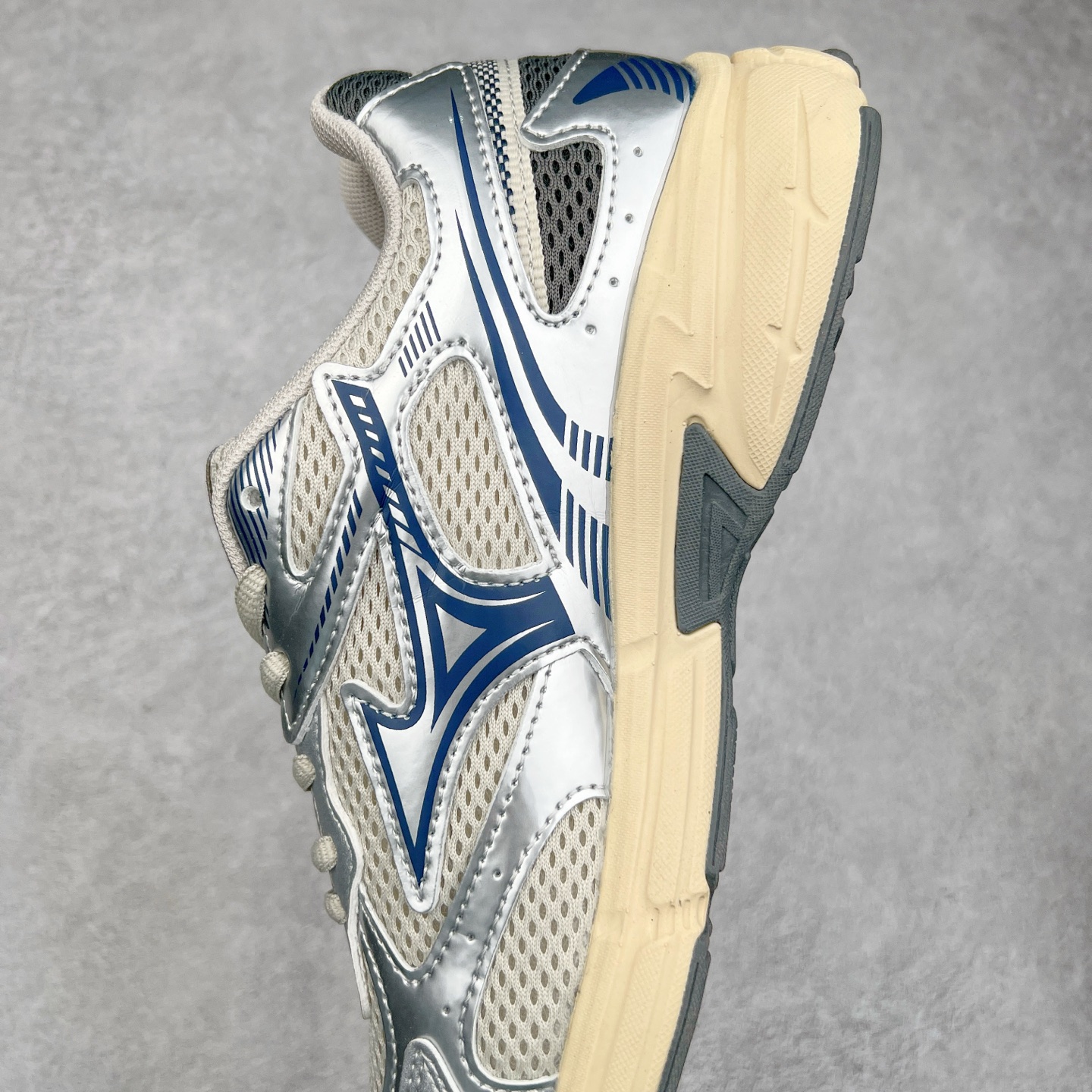 图片[7]-Mizuno Speed 2K 美津浓复古厚底织物合成革防滑耐磨透气低帮休闲跑步鞋 美津浓（Mizuno）是日本美津浓株式会社于1906年创立的运动品牌，经过一个多世纪的不断努力现已成为世界著名的运动器具、服装和鞋类生产商。美津浓力求服务于各类运动项目，并竭力使运动生活更加愉快和振奋。产品种类齐全，覆盖几乎全部主要运动项目，达到30万多个品类。尺码：36 36.5 37.5 38 38.5 39 40 40.5 41 42 42.5 43 44 44.5 45-选品中心