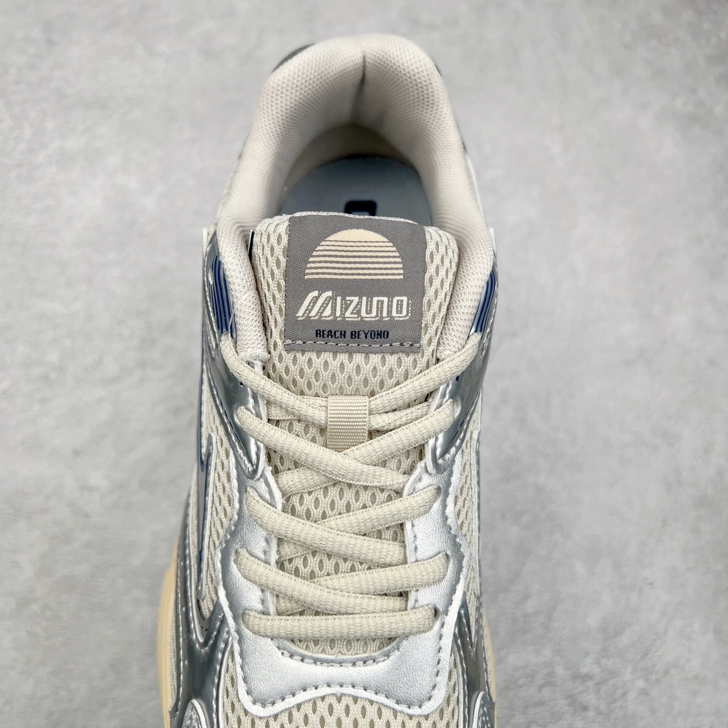 图片[5]-Mizuno Speed 2K 美津浓复古厚底织物合成革防滑耐磨透气低帮休闲跑步鞋 美津浓（Mizuno）是日本美津浓株式会社于1906年创立的运动品牌，经过一个多世纪的不断努力现已成为世界著名的运动器具、服装和鞋类生产商。美津浓力求服务于各类运动项目，并竭力使运动生活更加愉快和振奋。产品种类齐全，覆盖几乎全部主要运动项目，达到30万多个品类。尺码：36 36.5 37.5 38 38.5 39 40 40.5 41 42 42.5 43 44 44.5 45-选品中心