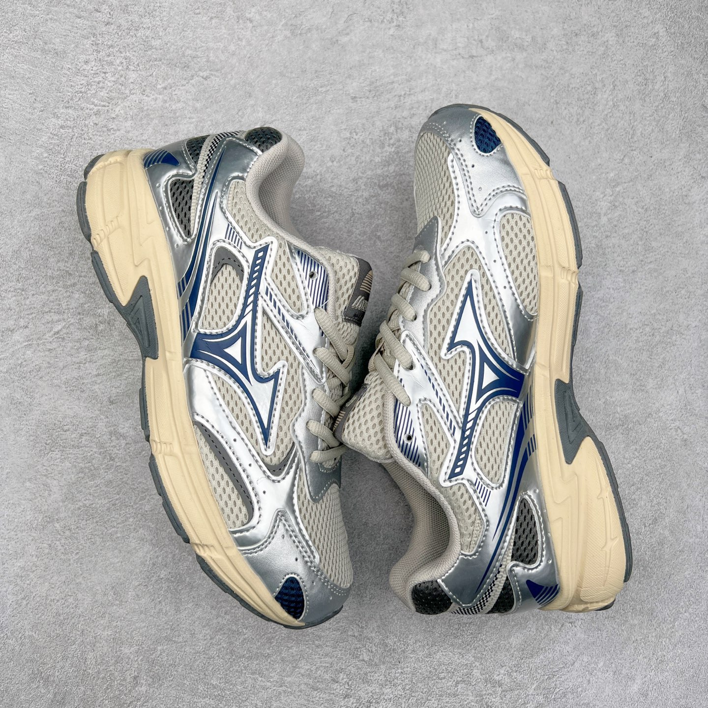 图片[3]-Mizuno Speed 2K 美津浓复古厚底织物合成革防滑耐磨透气低帮休闲跑步鞋 美津浓（Mizuno）是日本美津浓株式会社于1906年创立的运动品牌，经过一个多世纪的不断努力现已成为世界著名的运动器具、服装和鞋类生产商。美津浓力求服务于各类运动项目，并竭力使运动生活更加愉快和振奋。产品种类齐全，覆盖几乎全部主要运动项目，达到30万多个品类。尺码：36 36.5 37.5 38 38.5 39 40 40.5 41 42 42.5 43 44 44.5 45-选品中心