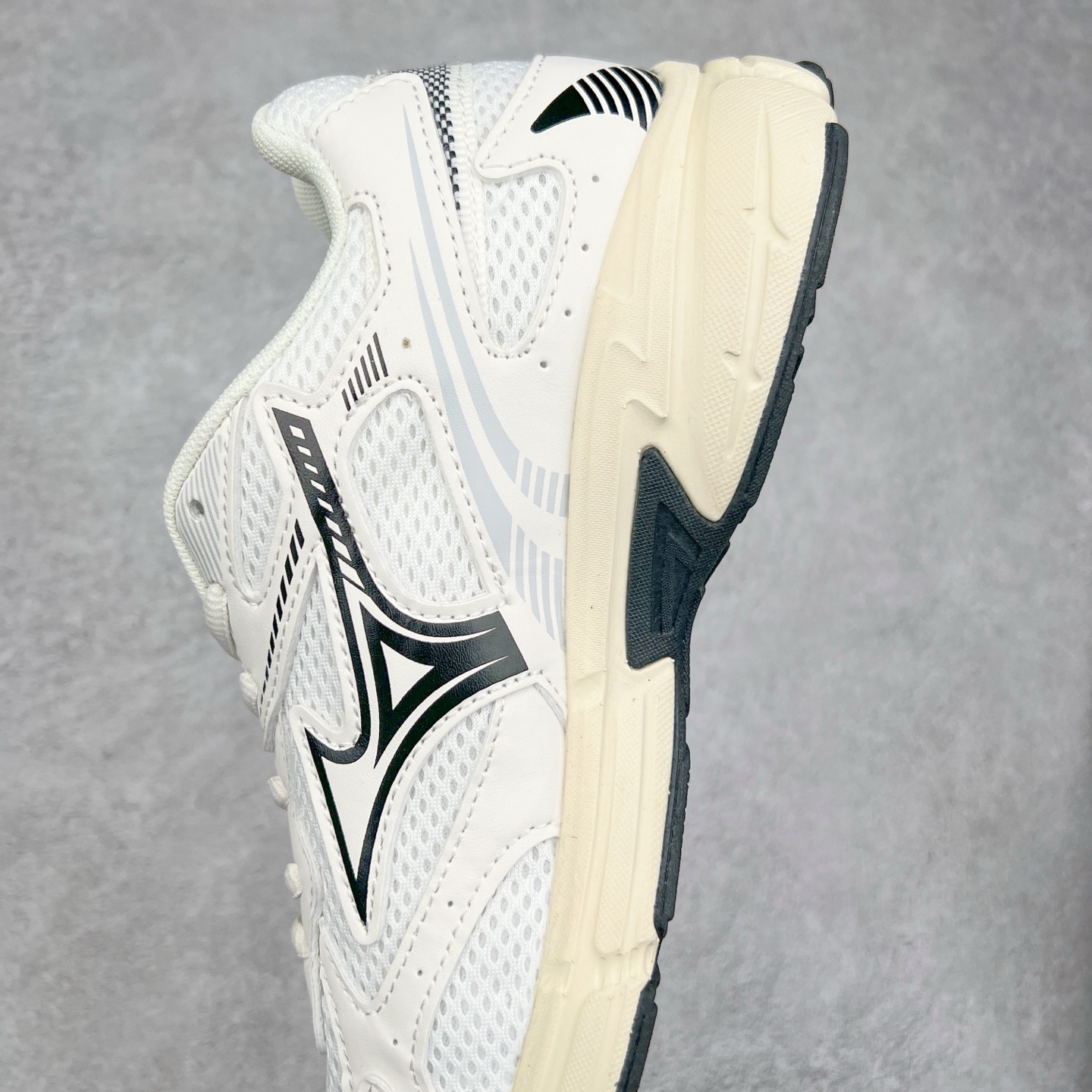 图片[7]-Mizuno Speed 2K 美津浓复古厚底织物合成革防滑耐磨透气低帮休闲跑步鞋 美津浓（Mizuno）是日本美津浓株式会社于1906年创立的运动品牌，经过一个多世纪的不断努力现已成为世界著名的运动器具、服装和鞋类生产商。美津浓力求服务于各类运动项目，并竭力使运动生活更加愉快和振奋。产品种类齐全，覆盖几乎全部主要运动项目，达到30万多个品类。尺码：36 36.5 37.5 38 38.5 39 40 40.5 41 42 42.5 43 44 44.5 45-选品中心