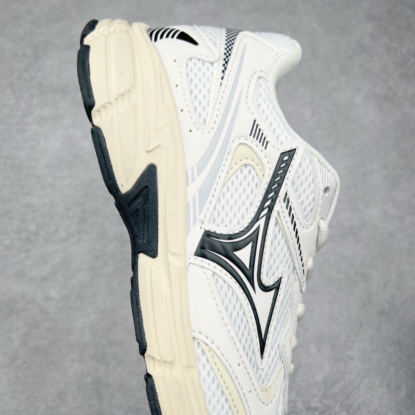 图片[6]-Mizuno Speed 2K 美津浓复古厚底织物合成革防滑耐磨透气低帮休闲跑步鞋 美津浓（Mizuno）是日本美津浓株式会社于1906年创立的运动品牌，经过一个多世纪的不断努力现已成为世界著名的运动器具、服装和鞋类生产商。美津浓力求服务于各类运动项目，并竭力使运动生活更加愉快和振奋。产品种类齐全，覆盖几乎全部主要运动项目，达到30万多个品类。尺码：36 36.5 37.5 38 38.5 39 40 40.5 41 42 42.5 43 44 44.5 45-选品中心