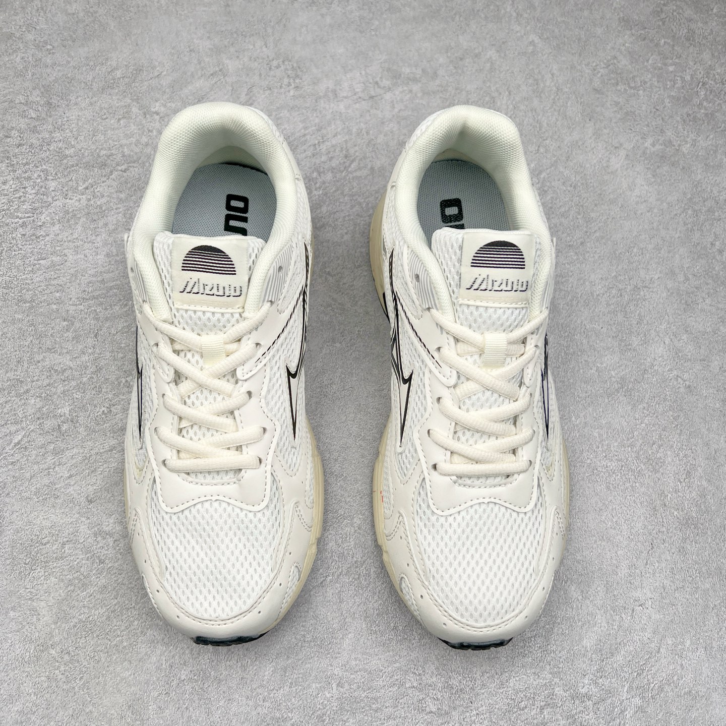 图片[2]-Mizuno Speed 2K 美津浓复古厚底织物合成革防滑耐磨透气低帮休闲跑步鞋 美津浓（Mizuno）是日本美津浓株式会社于1906年创立的运动品牌，经过一个多世纪的不断努力现已成为世界著名的运动器具、服装和鞋类生产商。美津浓力求服务于各类运动项目，并竭力使运动生活更加愉快和振奋。产品种类齐全，覆盖几乎全部主要运动项目，达到30万多个品类。尺码：36 36.5 37.5 38 38.5 39 40 40.5 41 42 42.5 43 44 44.5 45-选品中心