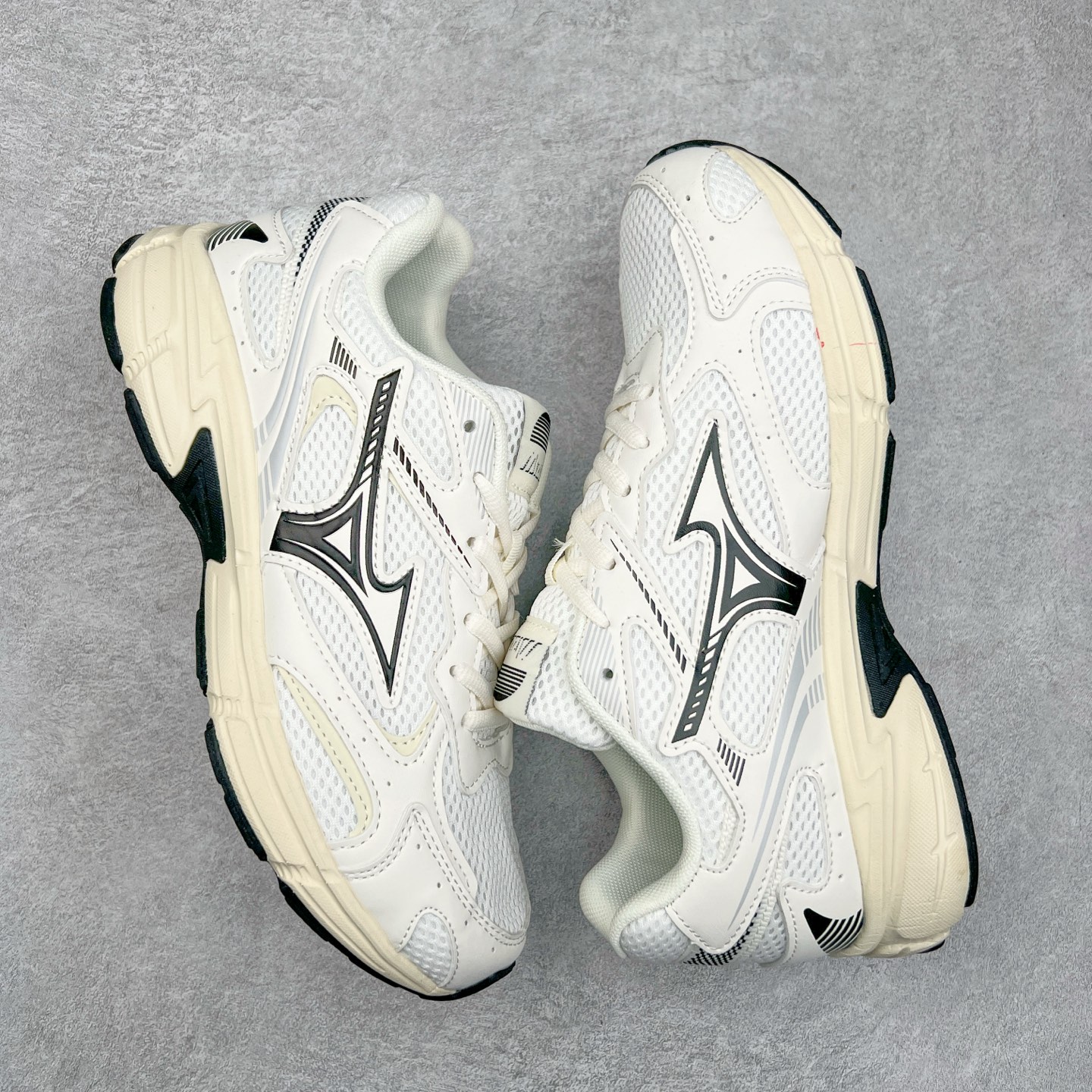 图片[3]-Mizuno Speed 2K 美津浓复古厚底织物合成革防滑耐磨透气低帮休闲跑步鞋 美津浓（Mizuno）是日本美津浓株式会社于1906年创立的运动品牌，经过一个多世纪的不断努力现已成为世界著名的运动器具、服装和鞋类生产商。美津浓力求服务于各类运动项目，并竭力使运动生活更加愉快和振奋。产品种类齐全，覆盖几乎全部主要运动项目，达到30万多个品类。尺码：36 36.5 37.5 38 38.5 39 40 40.5 41 42 42.5 43 44 44.5 45-选品中心