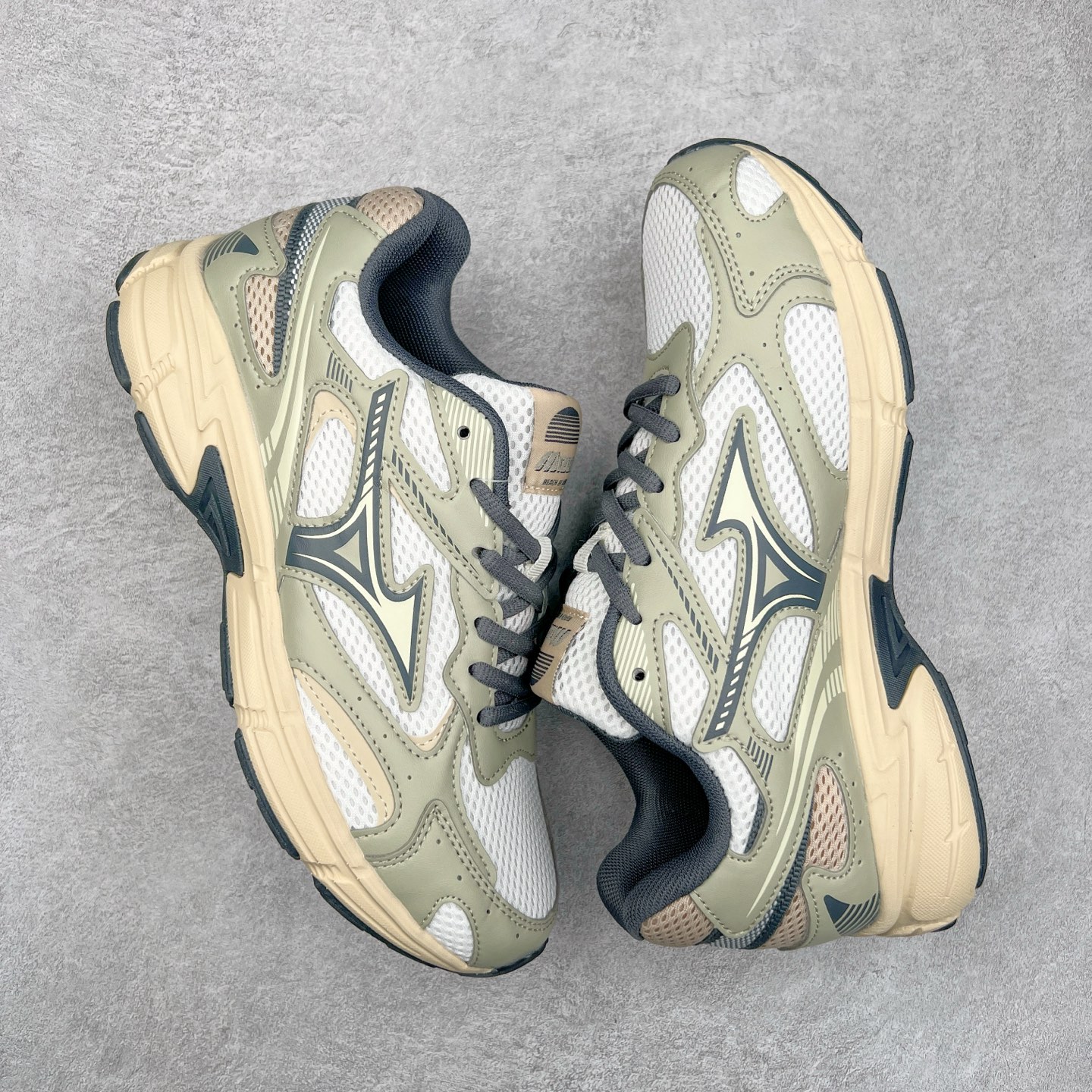 图片[3]-Mizuno Speed 2K 美津浓复古厚底织物合成革防滑耐磨透气低帮休闲跑步鞋 美津浓（Mizuno）是日本美津浓株式会社于1906年创立的运动品牌，经过一个多世纪的不断努力现已成为世界著名的运动器具、服装和鞋类生产商。美津浓力求服务于各类运动项目，并竭力使运动生活更加愉快和振奋。产品种类齐全，覆盖几乎全部主要运动项目，达到30万多个品类。尺码：36 36.5 37.5 38 38.5 39 40 40.5 41 42 42.5 43 44 44.5 45-选品中心