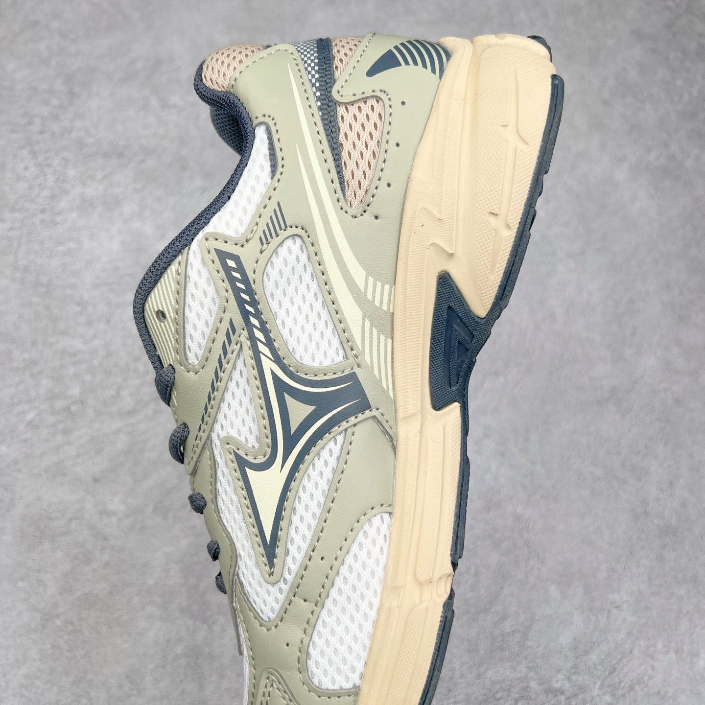 图片[7]-Mizuno Speed 2K 美津浓复古厚底织物合成革防滑耐磨透气低帮休闲跑步鞋 美津浓（Mizuno）是日本美津浓株式会社于1906年创立的运动品牌，经过一个多世纪的不断努力现已成为世界著名的运动器具、服装和鞋类生产商。美津浓力求服务于各类运动项目，并竭力使运动生活更加愉快和振奋。产品种类齐全，覆盖几乎全部主要运动项目，达到30万多个品类。尺码：36 36.5 37.5 38 38.5 39 40 40.5 41 42 42.5 43 44 44.5 45-选品中心