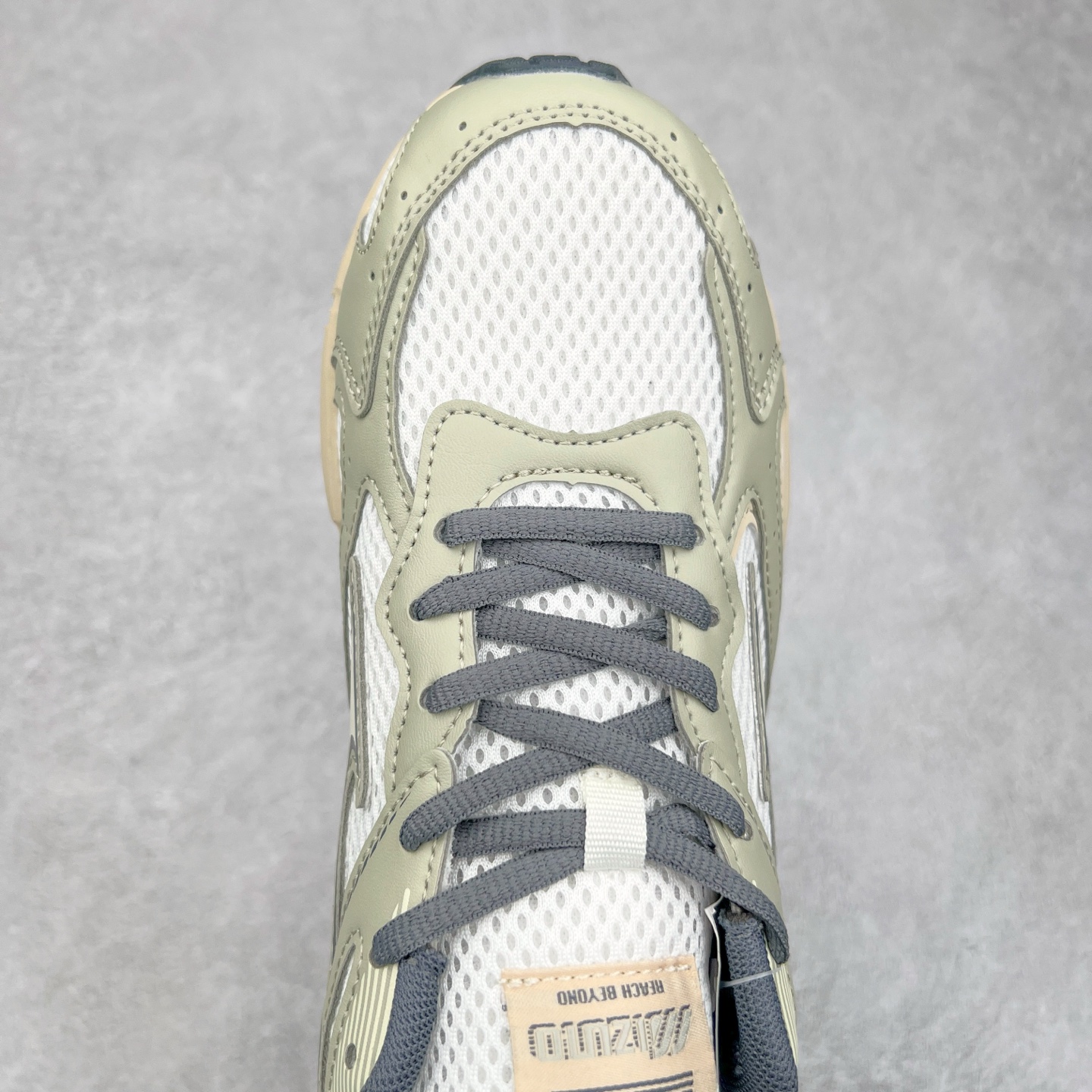 图片[4]-Mizuno Speed 2K 美津浓复古厚底织物合成革防滑耐磨透气低帮休闲跑步鞋 美津浓（Mizuno）是日本美津浓株式会社于1906年创立的运动品牌，经过一个多世纪的不断努力现已成为世界著名的运动器具、服装和鞋类生产商。美津浓力求服务于各类运动项目，并竭力使运动生活更加愉快和振奋。产品种类齐全，覆盖几乎全部主要运动项目，达到30万多个品类。尺码：36 36.5 37.5 38 38.5 39 40 40.5 41 42 42.5 43 44 44.5 45-选品中心