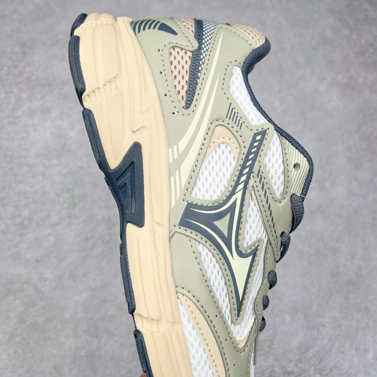 图片[6]-Mizuno Speed 2K 美津浓复古厚底织物合成革防滑耐磨透气低帮休闲跑步鞋 美津浓（Mizuno）是日本美津浓株式会社于1906年创立的运动品牌，经过一个多世纪的不断努力现已成为世界著名的运动器具、服装和鞋类生产商。美津浓力求服务于各类运动项目，并竭力使运动生活更加愉快和振奋。产品种类齐全，覆盖几乎全部主要运动项目，达到30万多个品类。尺码：36 36.5 37.5 38 38.5 39 40 40.5 41 42 42.5 43 44 44.5 45-选品中心