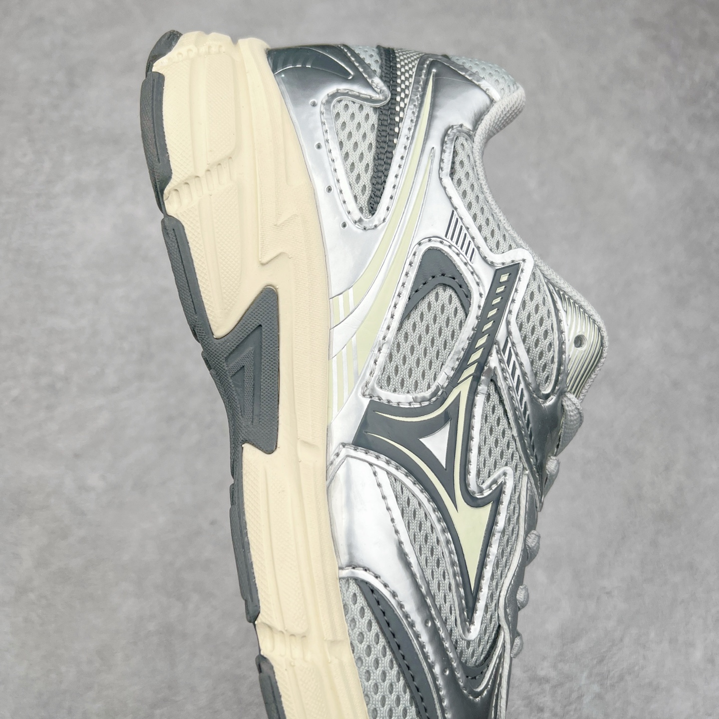 图片[6]-Mizuno Speed 2K 美津浓复古厚底织物合成革防滑耐磨透气低帮休闲跑步鞋 美津浓（Mizuno）是日本美津浓株式会社于1906年创立的运动品牌，经过一个多世纪的不断努力现已成为世界著名的运动器具、服装和鞋类生产商。美津浓力求服务于各类运动项目，并竭力使运动生活更加愉快和振奋。产品种类齐全，覆盖几乎全部主要运动项目，达到30万多个品类。尺码：36 36.5 37.5 38 38.5 39 40 40.5 41 42 42.5 43 44 44.5 45-选品中心