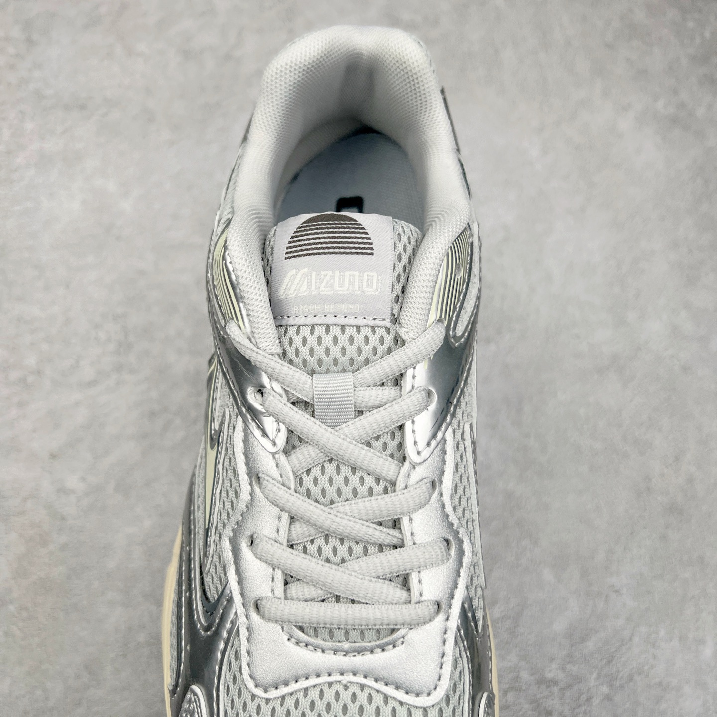 图片[5]-Mizuno Speed 2K 美津浓复古厚底织物合成革防滑耐磨透气低帮休闲跑步鞋 美津浓（Mizuno）是日本美津浓株式会社于1906年创立的运动品牌，经过一个多世纪的不断努力现已成为世界著名的运动器具、服装和鞋类生产商。美津浓力求服务于各类运动项目，并竭力使运动生活更加愉快和振奋。产品种类齐全，覆盖几乎全部主要运动项目，达到30万多个品类。尺码：36 36.5 37.5 38 38.5 39 40 40.5 41 42 42.5 43 44 44.5 45-选品中心