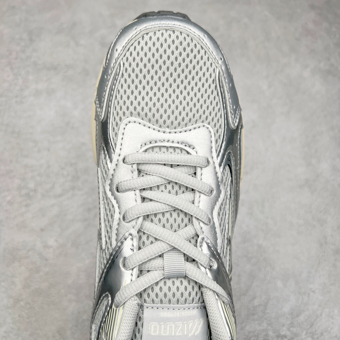 图片[4]-Mizuno Speed 2K 美津浓复古厚底织物合成革防滑耐磨透气低帮休闲跑步鞋 美津浓（Mizuno）是日本美津浓株式会社于1906年创立的运动品牌，经过一个多世纪的不断努力现已成为世界著名的运动器具、服装和鞋类生产商。美津浓力求服务于各类运动项目，并竭力使运动生活更加愉快和振奋。产品种类齐全，覆盖几乎全部主要运动项目，达到30万多个品类。尺码：36 36.5 37.5 38 38.5 39 40 40.5 41 42 42.5 43 44 44.5 45-选品中心