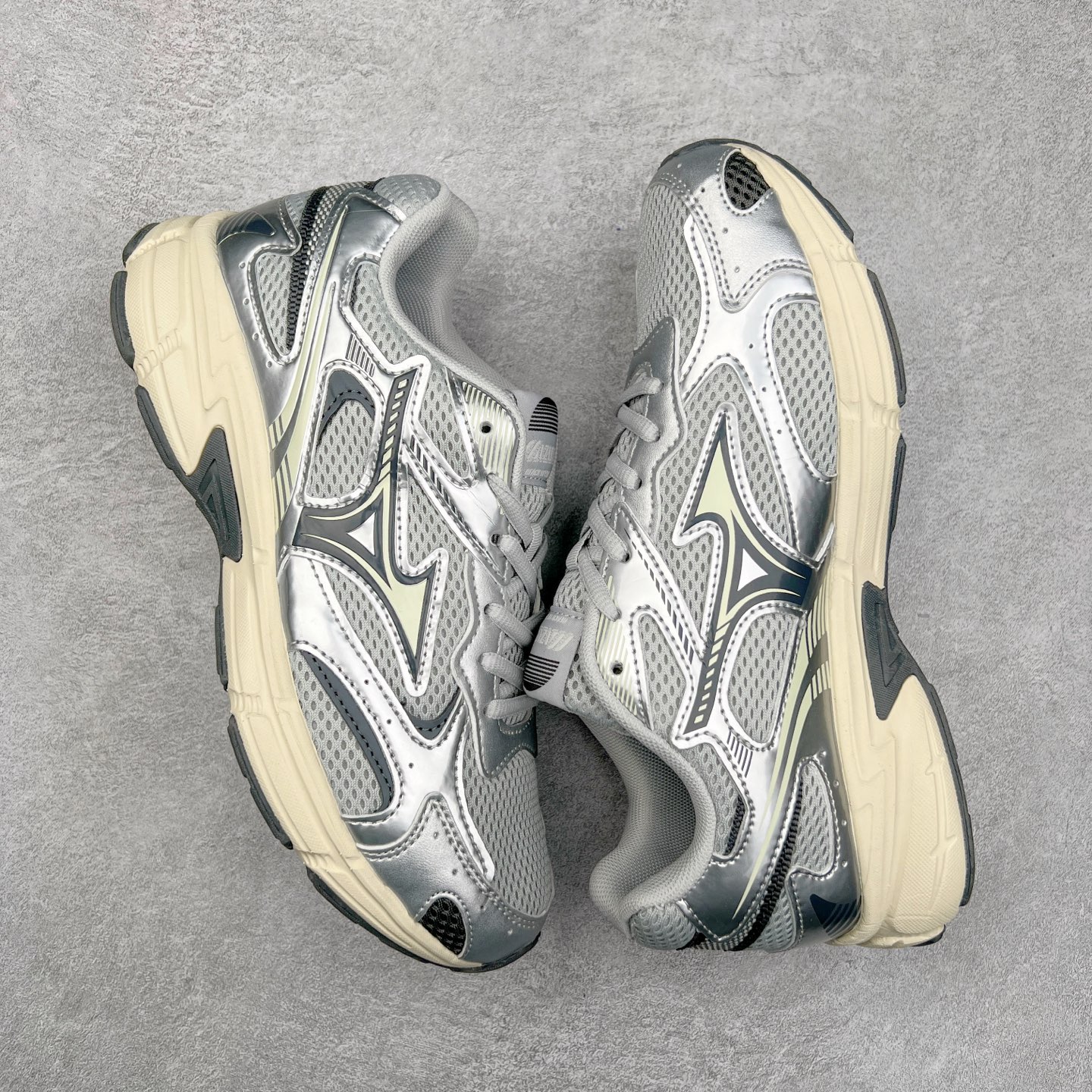 图片[3]-Mizuno Speed 2K 美津浓复古厚底织物合成革防滑耐磨透气低帮休闲跑步鞋 美津浓（Mizuno）是日本美津浓株式会社于1906年创立的运动品牌，经过一个多世纪的不断努力现已成为世界著名的运动器具、服装和鞋类生产商。美津浓力求服务于各类运动项目，并竭力使运动生活更加愉快和振奋。产品种类齐全，覆盖几乎全部主要运动项目，达到30万多个品类。尺码：36 36.5 37.5 38 38.5 39 40 40.5 41 42 42.5 43 44 44.5 45-选品中心