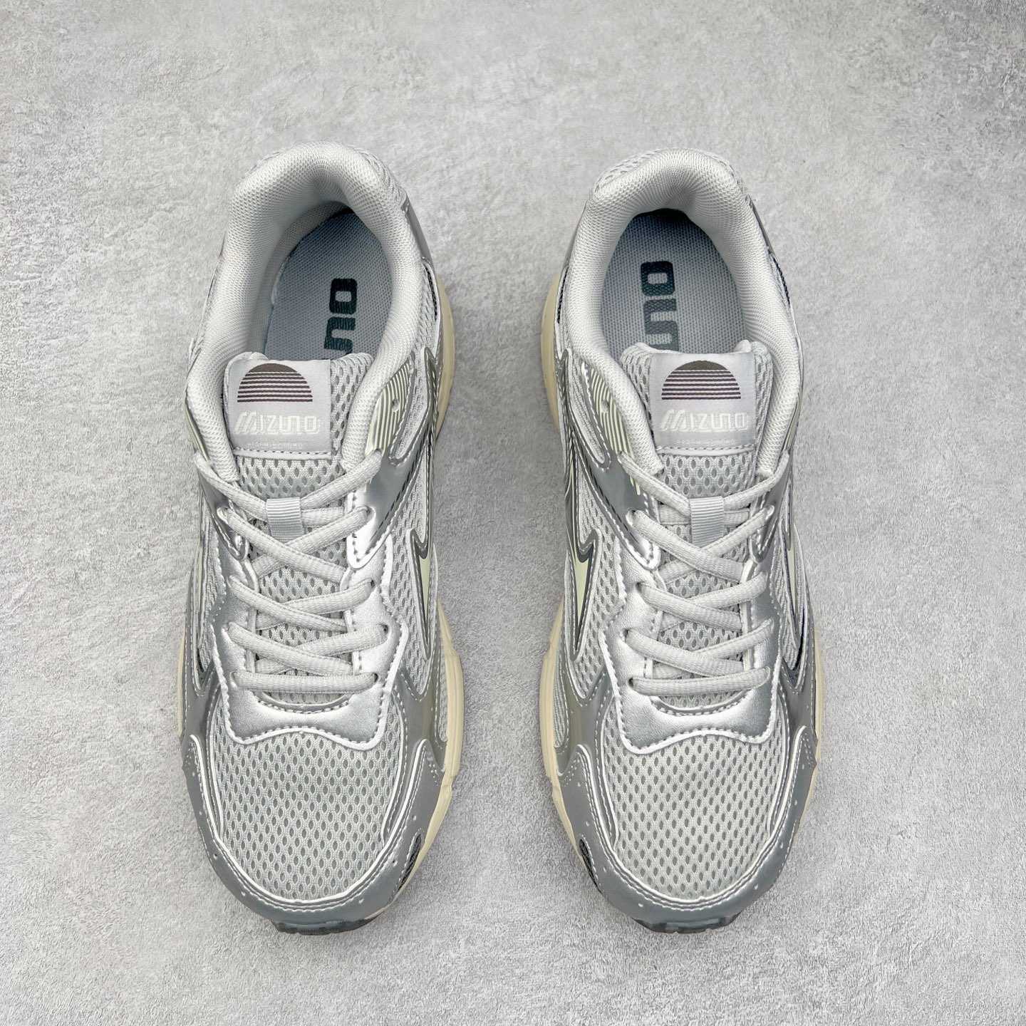 图片[2]-Mizuno Speed 2K 美津浓复古厚底织物合成革防滑耐磨透气低帮休闲跑步鞋 美津浓（Mizuno）是日本美津浓株式会社于1906年创立的运动品牌，经过一个多世纪的不断努力现已成为世界著名的运动器具、服装和鞋类生产商。美津浓力求服务于各类运动项目，并竭力使运动生活更加愉快和振奋。产品种类齐全，覆盖几乎全部主要运动项目，达到30万多个品类。尺码：36 36.5 37.5 38 38.5 39 40 40.5 41 42 42.5 43 44 44.5 45-选品中心