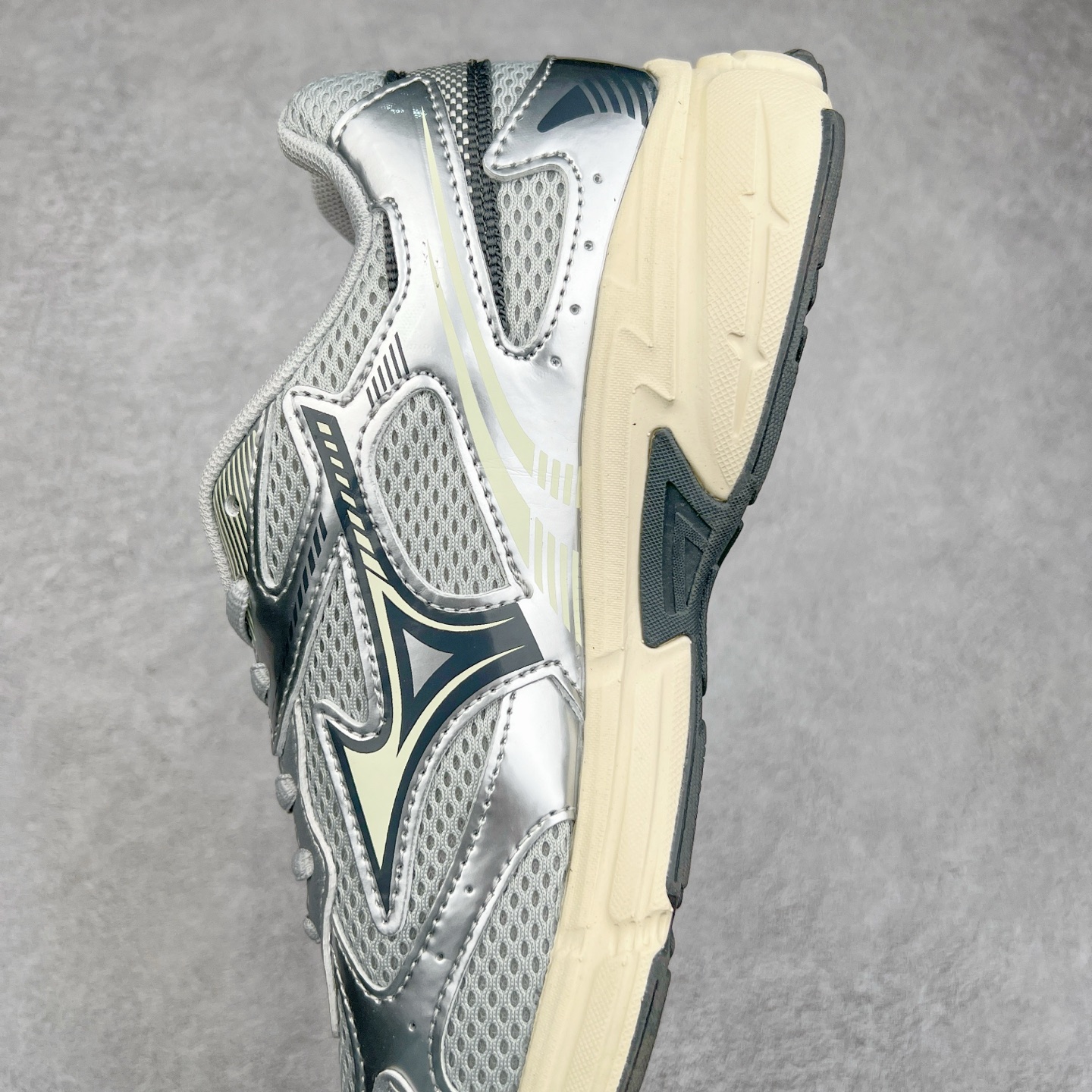 图片[7]-Mizuno Speed 2K 美津浓复古厚底织物合成革防滑耐磨透气低帮休闲跑步鞋 美津浓（Mizuno）是日本美津浓株式会社于1906年创立的运动品牌，经过一个多世纪的不断努力现已成为世界著名的运动器具、服装和鞋类生产商。美津浓力求服务于各类运动项目，并竭力使运动生活更加愉快和振奋。产品种类齐全，覆盖几乎全部主要运动项目，达到30万多个品类。尺码：36 36.5 37.5 38 38.5 39 40 40.5 41 42 42.5 43 44 44.5 45-选品中心