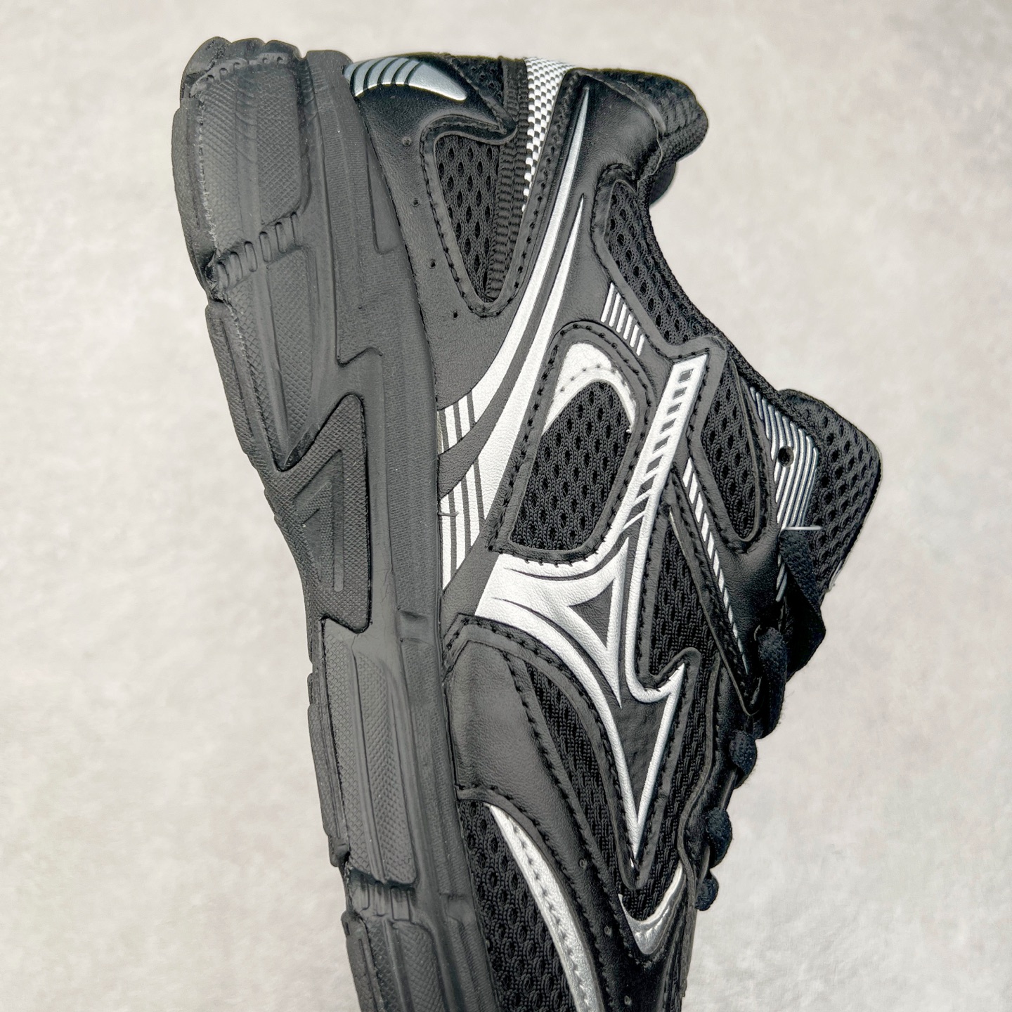 图片[6]-Mizuno Speed 2K 美津浓复古厚底织物合成革防滑耐磨透气低帮休闲跑步鞋 美津浓（Mizuno）是日本美津浓株式会社于1906年创立的运动品牌，经过一个多世纪的不断努力现已成为世界著名的运动器具、服装和鞋类生产商。美津浓力求服务于各类运动项目，并竭力使运动生活更加愉快和振奋。产品种类齐全，覆盖几乎全部主要运动项目，达到30万多个品类。尺码：36 36.5 37.5 38 38.5 39 40 40.5 41 42 42.5 43 44 44.5 45-选品中心