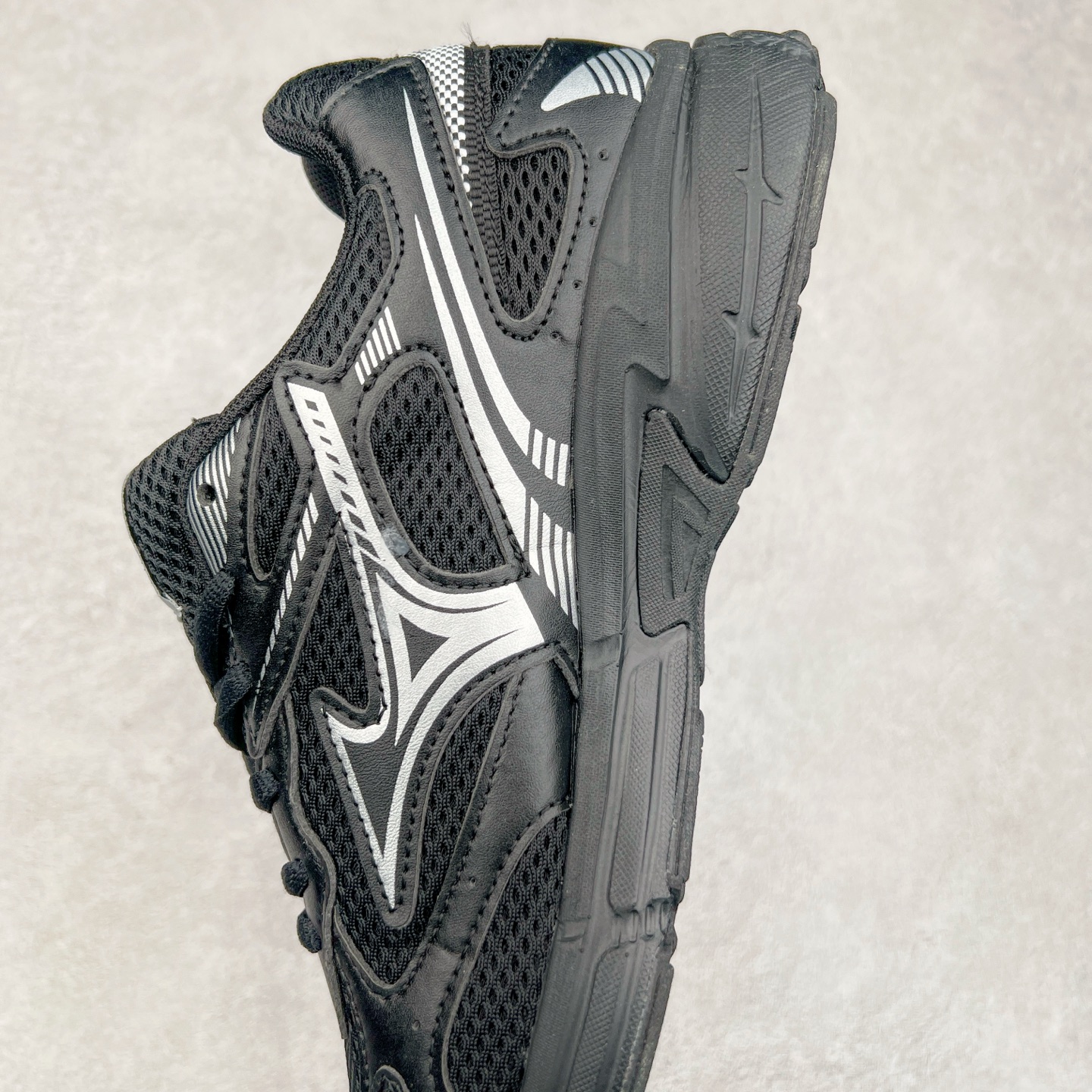 图片[7]-Mizuno Speed 2K 美津浓复古厚底织物合成革防滑耐磨透气低帮休闲跑步鞋 美津浓（Mizuno）是日本美津浓株式会社于1906年创立的运动品牌，经过一个多世纪的不断努力现已成为世界著名的运动器具、服装和鞋类生产商。美津浓力求服务于各类运动项目，并竭力使运动生活更加愉快和振奋。产品种类齐全，覆盖几乎全部主要运动项目，达到30万多个品类。尺码：36 36.5 37.5 38 38.5 39 40 40.5 41 42 42.5 43 44 44.5 45-选品中心