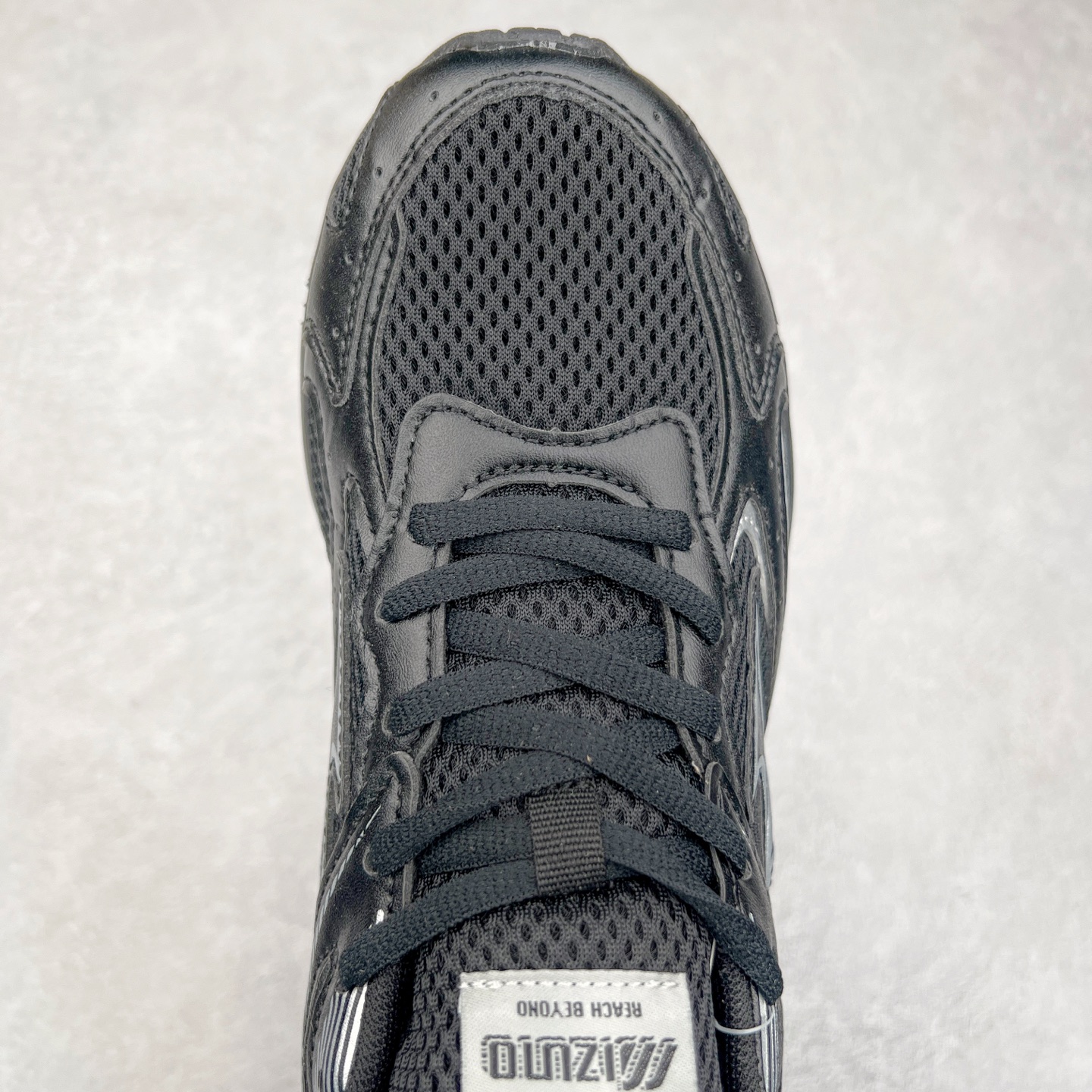 图片[4]-Mizuno Speed 2K 美津浓复古厚底织物合成革防滑耐磨透气低帮休闲跑步鞋 美津浓（Mizuno）是日本美津浓株式会社于1906年创立的运动品牌，经过一个多世纪的不断努力现已成为世界著名的运动器具、服装和鞋类生产商。美津浓力求服务于各类运动项目，并竭力使运动生活更加愉快和振奋。产品种类齐全，覆盖几乎全部主要运动项目，达到30万多个品类。尺码：36 36.5 37.5 38 38.5 39 40 40.5 41 42 42.5 43 44 44.5 45-选品中心