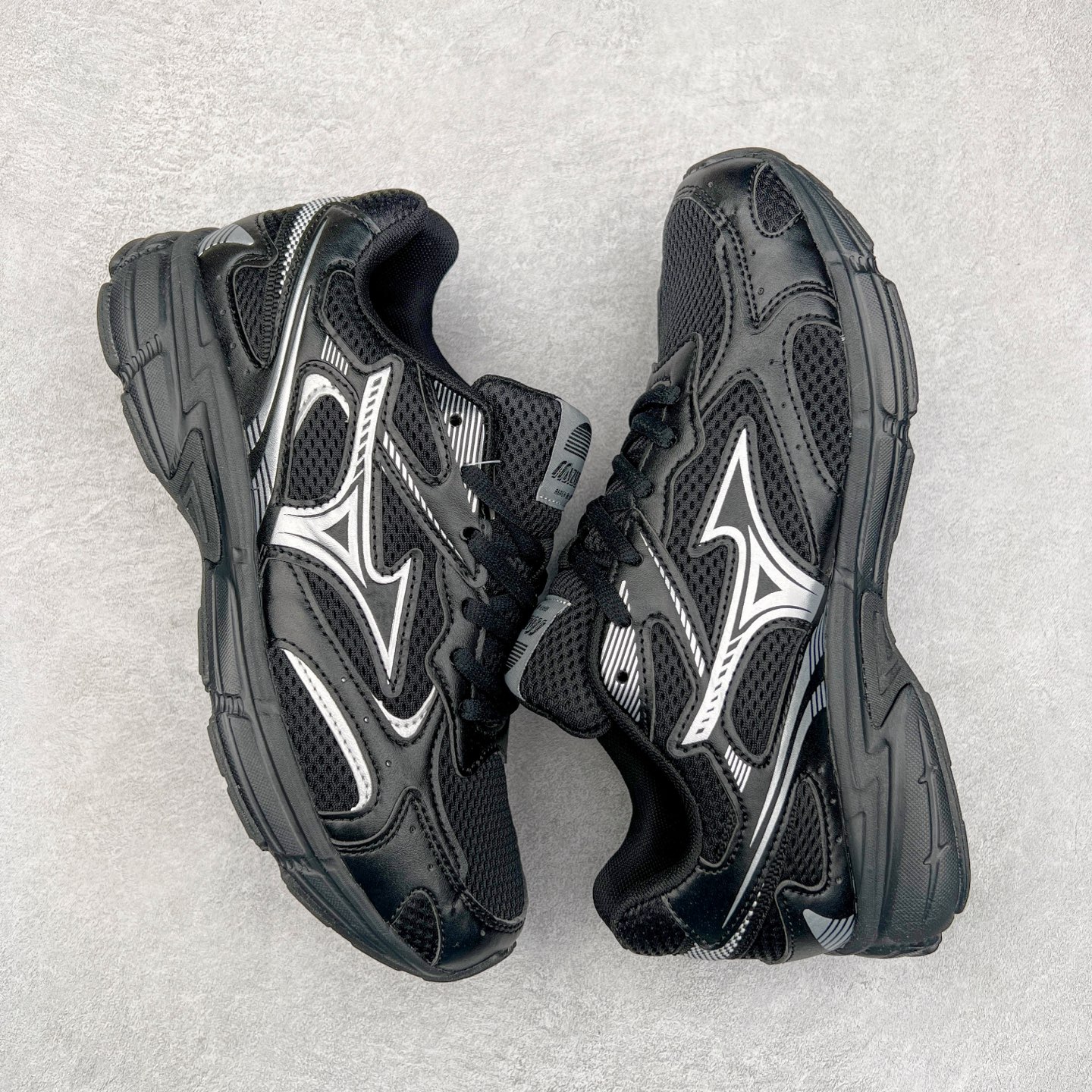 图片[3]-Mizuno Speed 2K 美津浓复古厚底织物合成革防滑耐磨透气低帮休闲跑步鞋 美津浓（Mizuno）是日本美津浓株式会社于1906年创立的运动品牌，经过一个多世纪的不断努力现已成为世界著名的运动器具、服装和鞋类生产商。美津浓力求服务于各类运动项目，并竭力使运动生活更加愉快和振奋。产品种类齐全，覆盖几乎全部主要运动项目，达到30万多个品类。尺码：36 36.5 37.5 38 38.5 39 40 40.5 41 42 42.5 43 44 44.5 45-选品中心