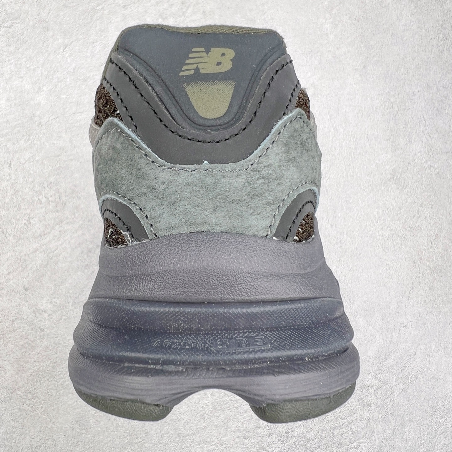 图片[8]-New Balance NB2010系列新百伦经典复古休闲运动板鞋 以ENCAP中底配以升级版 N-ERGY缓震物料 鞋面则采用特色的柔软麂皮搭以NewBalance经典的尼龙网布 低调中还原跑鞋本真 更年轻化的设计理念与材质 让新世代青年得以用全新视角体验经典鞋款的传奇魅力 货号：U2010NB13731 尺码：36 37 37.5 38 38.5 39.5 40 40.5 41.5 42 42.5 43 44-选品中心