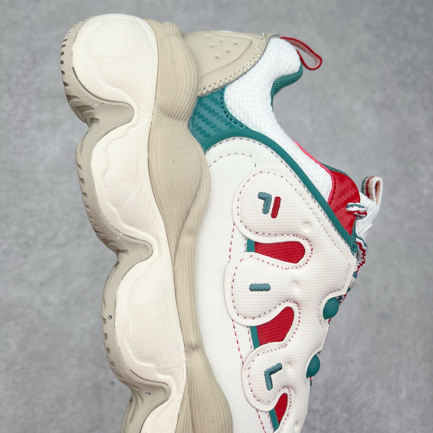 图片[6]-FILA PEASE 斐乐豌豆鞋舒适百搭防滑耐磨低帮生活休闲鞋老爹鞋 FILA的植物系穿搭深谙潮流之道，Clean-Fit的清新风格深深影响着City Boys & Girls。豌豆鞋的外观可谓一眼入魂，设计灵感来源于豌豆荚碱水面包，在鞋廓形保留薄款面包鞋DNA的基础上，发展并创新“面包鞋”风格，如垂挂豆子的鞋面，双层双色中底的鞋底都为这双鞋增添了独特的辨识度。独有的圆鼓豌豆形鞋面设计，鞋面革料做鼓，犹如一颗颗垂挂的豆子，圆润可爱，充满趣味；双层豌豆荚中底设计上层轻能发泡豆荚，下层柔能发泡豌豆形中底，打造圆润软弹、形象有趣的豌豆荚中底。饱满的外形带来温暖质感，上脚圆润，凸显腿部线条，时尚百搭。作为今年秋冬的出街鞋款，实在太合适不过了。豌豆鞋不仅外观令人过目不忘，并且脚感出众，独家的发泡材料提供了轻质软弹的舒适度，即便日行两万步也不会觉得疲惫，同时适应各种穿着场合，轻松搭配各种服饰。尺码：36 36.5 37.5 38 38.5 39 40 40.5 41 42 42.5 43 44 44.5 45-选品中心