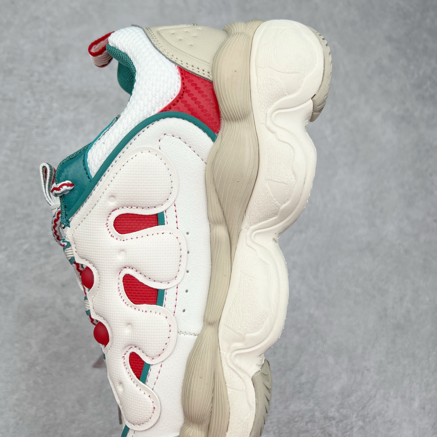 图片[7]-FILA PEASE 斐乐豌豆鞋舒适百搭防滑耐磨低帮生活休闲鞋老爹鞋 FILA的植物系穿搭深谙潮流之道，Clean-Fit的清新风格深深影响着City Boys & Girls。豌豆鞋的外观可谓一眼入魂，设计灵感来源于豌豆荚碱水面包，在鞋廓形保留薄款面包鞋DNA的基础上，发展并创新“面包鞋”风格，如垂挂豆子的鞋面，双层双色中底的鞋底都为这双鞋增添了独特的辨识度。独有的圆鼓豌豆形鞋面设计，鞋面革料做鼓，犹如一颗颗垂挂的豆子，圆润可爱，充满趣味；双层豌豆荚中底设计上层轻能发泡豆荚，下层柔能发泡豌豆形中底，打造圆润软弹、形象有趣的豌豆荚中底。饱满的外形带来温暖质感，上脚圆润，凸显腿部线条，时尚百搭。作为今年秋冬的出街鞋款，实在太合适不过了。豌豆鞋不仅外观令人过目不忘，并且脚感出众，独家的发泡材料提供了轻质软弹的舒适度，即便日行两万步也不会觉得疲惫，同时适应各种穿着场合，轻松搭配各种服饰。尺码：36 36.5 37.5 38 38.5 39 40 40.5 41 42 42.5 43 44 44.5 45-选品中心