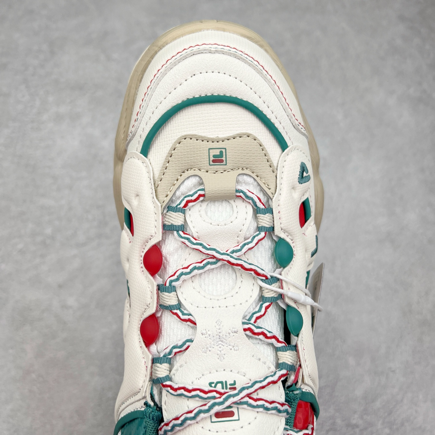 图片[4]-FILA PEASE 斐乐豌豆鞋舒适百搭防滑耐磨低帮生活休闲鞋老爹鞋 FILA的植物系穿搭深谙潮流之道，Clean-Fit的清新风格深深影响着City Boys & Girls。豌豆鞋的外观可谓一眼入魂，设计灵感来源于豌豆荚碱水面包，在鞋廓形保留薄款面包鞋DNA的基础上，发展并创新“面包鞋”风格，如垂挂豆子的鞋面，双层双色中底的鞋底都为这双鞋增添了独特的辨识度。独有的圆鼓豌豆形鞋面设计，鞋面革料做鼓，犹如一颗颗垂挂的豆子，圆润可爱，充满趣味；双层豌豆荚中底设计上层轻能发泡豆荚，下层柔能发泡豌豆形中底，打造圆润软弹、形象有趣的豌豆荚中底。饱满的外形带来温暖质感，上脚圆润，凸显腿部线条，时尚百搭。作为今年秋冬的出街鞋款，实在太合适不过了。豌豆鞋不仅外观令人过目不忘，并且脚感出众，独家的发泡材料提供了轻质软弹的舒适度，即便日行两万步也不会觉得疲惫，同时适应各种穿着场合，轻松搭配各种服饰。尺码：36 36.5 37.5 38 38.5 39 40 40.5 41 42 42.5 43 44 44.5 45-选品中心