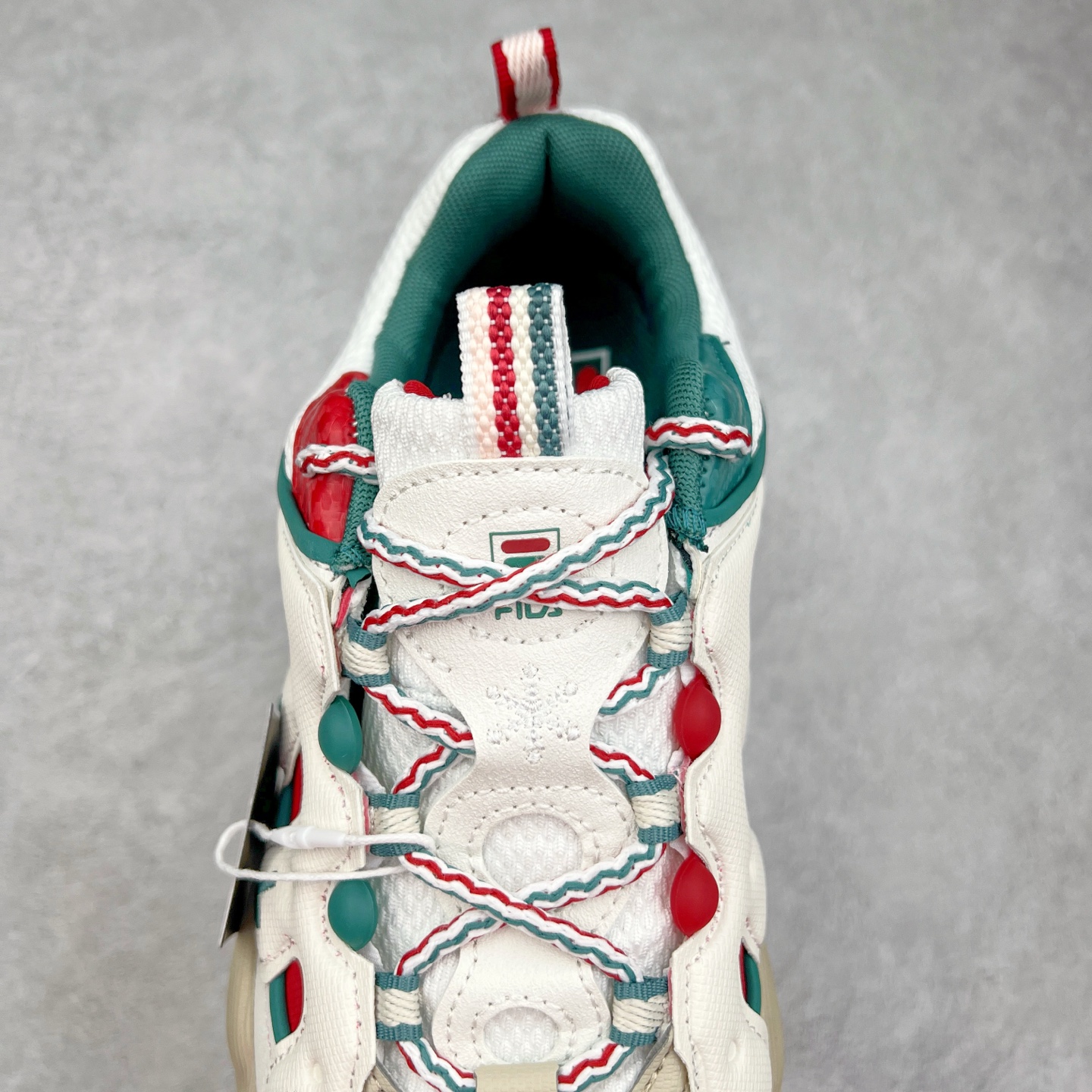 图片[5]-FILA PEASE 斐乐豌豆鞋舒适百搭防滑耐磨低帮生活休闲鞋老爹鞋 FILA的植物系穿搭深谙潮流之道，Clean-Fit的清新风格深深影响着City Boys & Girls。豌豆鞋的外观可谓一眼入魂，设计灵感来源于豌豆荚碱水面包，在鞋廓形保留薄款面包鞋DNA的基础上，发展并创新“面包鞋”风格，如垂挂豆子的鞋面，双层双色中底的鞋底都为这双鞋增添了独特的辨识度。独有的圆鼓豌豆形鞋面设计，鞋面革料做鼓，犹如一颗颗垂挂的豆子，圆润可爱，充满趣味；双层豌豆荚中底设计上层轻能发泡豆荚，下层柔能发泡豌豆形中底，打造圆润软弹、形象有趣的豌豆荚中底。饱满的外形带来温暖质感，上脚圆润，凸显腿部线条，时尚百搭。作为今年秋冬的出街鞋款，实在太合适不过了。豌豆鞋不仅外观令人过目不忘，并且脚感出众，独家的发泡材料提供了轻质软弹的舒适度，即便日行两万步也不会觉得疲惫，同时适应各种穿着场合，轻松搭配各种服饰。尺码：36 36.5 37.5 38 38.5 39 40 40.5 41 42 42.5 43 44 44.5 45-选品中心