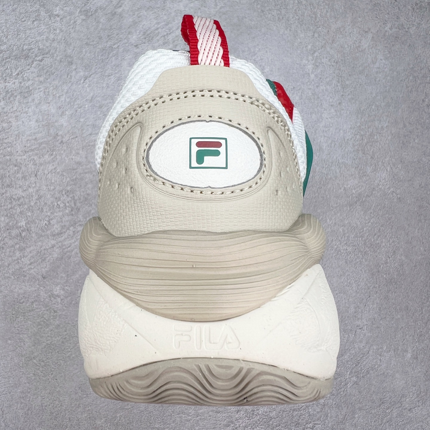 图片[8]-FILA PEASE 斐乐豌豆鞋舒适百搭防滑耐磨低帮生活休闲鞋老爹鞋 FILA的植物系穿搭深谙潮流之道，Clean-Fit的清新风格深深影响着City Boys & Girls。豌豆鞋的外观可谓一眼入魂，设计灵感来源于豌豆荚碱水面包，在鞋廓形保留薄款面包鞋DNA的基础上，发展并创新“面包鞋”风格，如垂挂豆子的鞋面，双层双色中底的鞋底都为这双鞋增添了独特的辨识度。独有的圆鼓豌豆形鞋面设计，鞋面革料做鼓，犹如一颗颗垂挂的豆子，圆润可爱，充满趣味；双层豌豆荚中底设计上层轻能发泡豆荚，下层柔能发泡豌豆形中底，打造圆润软弹、形象有趣的豌豆荚中底。饱满的外形带来温暖质感，上脚圆润，凸显腿部线条，时尚百搭。作为今年秋冬的出街鞋款，实在太合适不过了。豌豆鞋不仅外观令人过目不忘，并且脚感出众，独家的发泡材料提供了轻质软弹的舒适度，即便日行两万步也不会觉得疲惫，同时适应各种穿着场合，轻松搭配各种服饰。尺码：36 36.5 37.5 38 38.5 39 40 40.5 41 42 42.5 43 44 44.5 45-选品中心