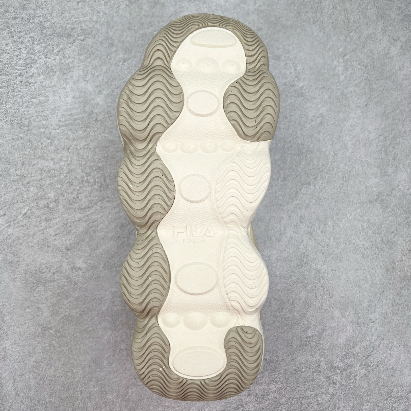 图片[9]-FILA PEASE 斐乐豌豆鞋舒适百搭防滑耐磨低帮生活休闲鞋老爹鞋 FILA的植物系穿搭深谙潮流之道，Clean-Fit的清新风格深深影响着City Boys & Girls。豌豆鞋的外观可谓一眼入魂，设计灵感来源于豌豆荚碱水面包，在鞋廓形保留薄款面包鞋DNA的基础上，发展并创新“面包鞋”风格，如垂挂豆子的鞋面，双层双色中底的鞋底都为这双鞋增添了独特的辨识度。独有的圆鼓豌豆形鞋面设计，鞋面革料做鼓，犹如一颗颗垂挂的豆子，圆润可爱，充满趣味；双层豌豆荚中底设计上层轻能发泡豆荚，下层柔能发泡豌豆形中底，打造圆润软弹、形象有趣的豌豆荚中底。饱满的外形带来温暖质感，上脚圆润，凸显腿部线条，时尚百搭。作为今年秋冬的出街鞋款，实在太合适不过了。豌豆鞋不仅外观令人过目不忘，并且脚感出众，独家的发泡材料提供了轻质软弹的舒适度，即便日行两万步也不会觉得疲惫，同时适应各种穿着场合，轻松搭配各种服饰。尺码：36 36.5 37.5 38 38.5 39 40 40.5 41 42 42.5 43 44 44.5 45-选品中心