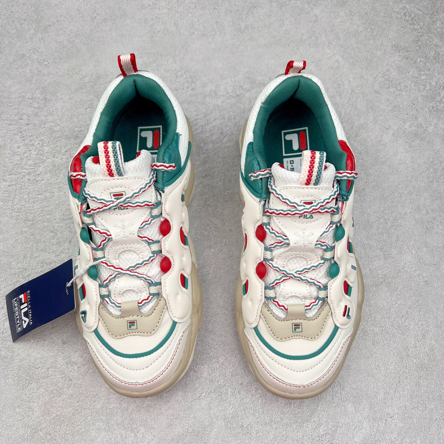 图片[2]-FILA PEASE 斐乐豌豆鞋舒适百搭防滑耐磨低帮生活休闲鞋老爹鞋 FILA的植物系穿搭深谙潮流之道，Clean-Fit的清新风格深深影响着City Boys & Girls。豌豆鞋的外观可谓一眼入魂，设计灵感来源于豌豆荚碱水面包，在鞋廓形保留薄款面包鞋DNA的基础上，发展并创新“面包鞋”风格，如垂挂豆子的鞋面，双层双色中底的鞋底都为这双鞋增添了独特的辨识度。独有的圆鼓豌豆形鞋面设计，鞋面革料做鼓，犹如一颗颗垂挂的豆子，圆润可爱，充满趣味；双层豌豆荚中底设计上层轻能发泡豆荚，下层柔能发泡豌豆形中底，打造圆润软弹、形象有趣的豌豆荚中底。饱满的外形带来温暖质感，上脚圆润，凸显腿部线条，时尚百搭。作为今年秋冬的出街鞋款，实在太合适不过了。豌豆鞋不仅外观令人过目不忘，并且脚感出众，独家的发泡材料提供了轻质软弹的舒适度，即便日行两万步也不会觉得疲惫，同时适应各种穿着场合，轻松搭配各种服饰。尺码：36 36.5 37.5 38 38.5 39 40 40.5 41 42 42.5 43 44 44.5 45-选品中心