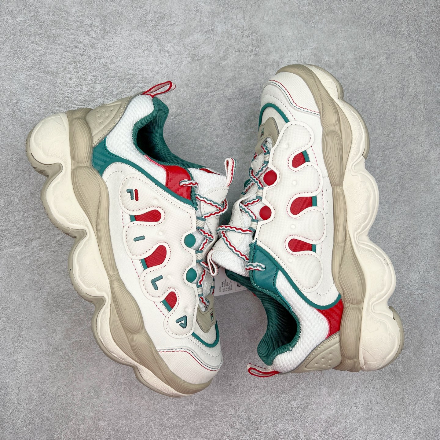 图片[3]-FILA PEASE 斐乐豌豆鞋舒适百搭防滑耐磨低帮生活休闲鞋老爹鞋 FILA的植物系穿搭深谙潮流之道，Clean-Fit的清新风格深深影响着City Boys & Girls。豌豆鞋的外观可谓一眼入魂，设计灵感来源于豌豆荚碱水面包，在鞋廓形保留薄款面包鞋DNA的基础上，发展并创新“面包鞋”风格，如垂挂豆子的鞋面，双层双色中底的鞋底都为这双鞋增添了独特的辨识度。独有的圆鼓豌豆形鞋面设计，鞋面革料做鼓，犹如一颗颗垂挂的豆子，圆润可爱，充满趣味；双层豌豆荚中底设计上层轻能发泡豆荚，下层柔能发泡豌豆形中底，打造圆润软弹、形象有趣的豌豆荚中底。饱满的外形带来温暖质感，上脚圆润，凸显腿部线条，时尚百搭。作为今年秋冬的出街鞋款，实在太合适不过了。豌豆鞋不仅外观令人过目不忘，并且脚感出众，独家的发泡材料提供了轻质软弹的舒适度，即便日行两万步也不会觉得疲惫，同时适应各种穿着场合，轻松搭配各种服饰。尺码：36 36.5 37.5 38 38.5 39 40 40.5 41 42 42.5 43 44 44.5 45-选品中心