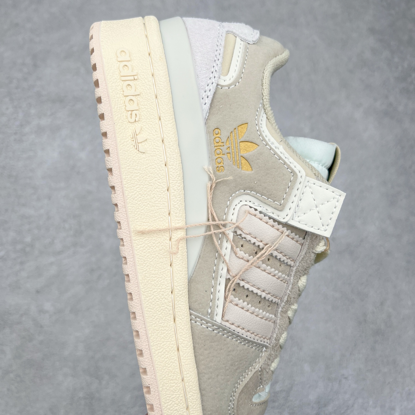 图片[6]-＃特价福利 AD Forum 84 Low OG 低帮百搭潮流休闲运动板鞋 以复古篮球鞋的外形为基础 采用皮革拼接 简约百搭 更加贴合舒适 中底内侧网格造型起到点睛之笔 外底橡胶 更显复古 尺码：36 36.5 37.5 38 38.5 39 40 40.5 41 42 42.5 43 44 44.5 45-选品中心