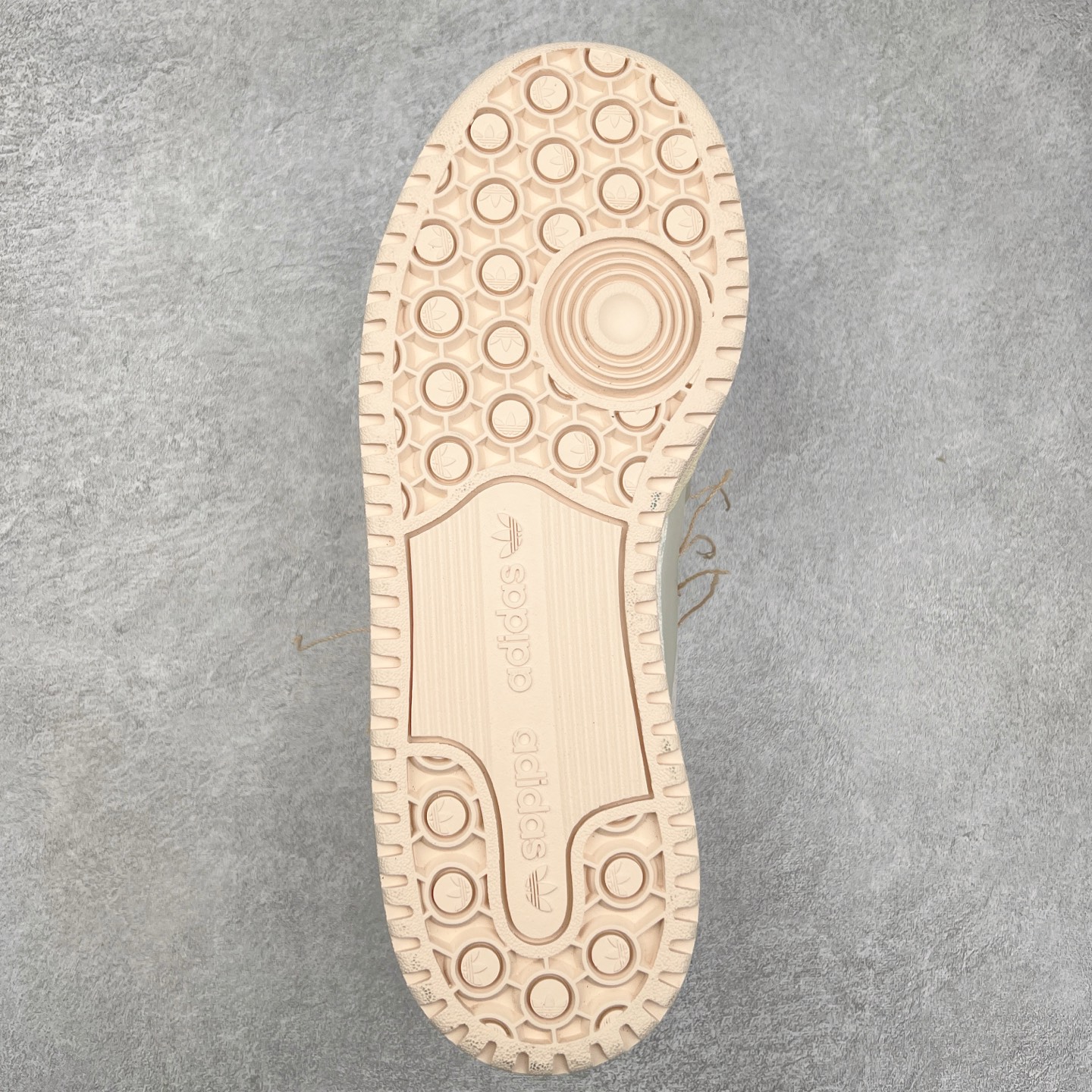 图片[9]-＃特价福利 AD Forum 84 Low OG 低帮百搭潮流休闲运动板鞋 以复古篮球鞋的外形为基础 采用皮革拼接 简约百搭 更加贴合舒适 中底内侧网格造型起到点睛之笔 外底橡胶 更显复古 尺码：36 36.5 37.5 38 38.5 39 40 40.5 41 42 42.5 43 44 44.5 45-选品中心