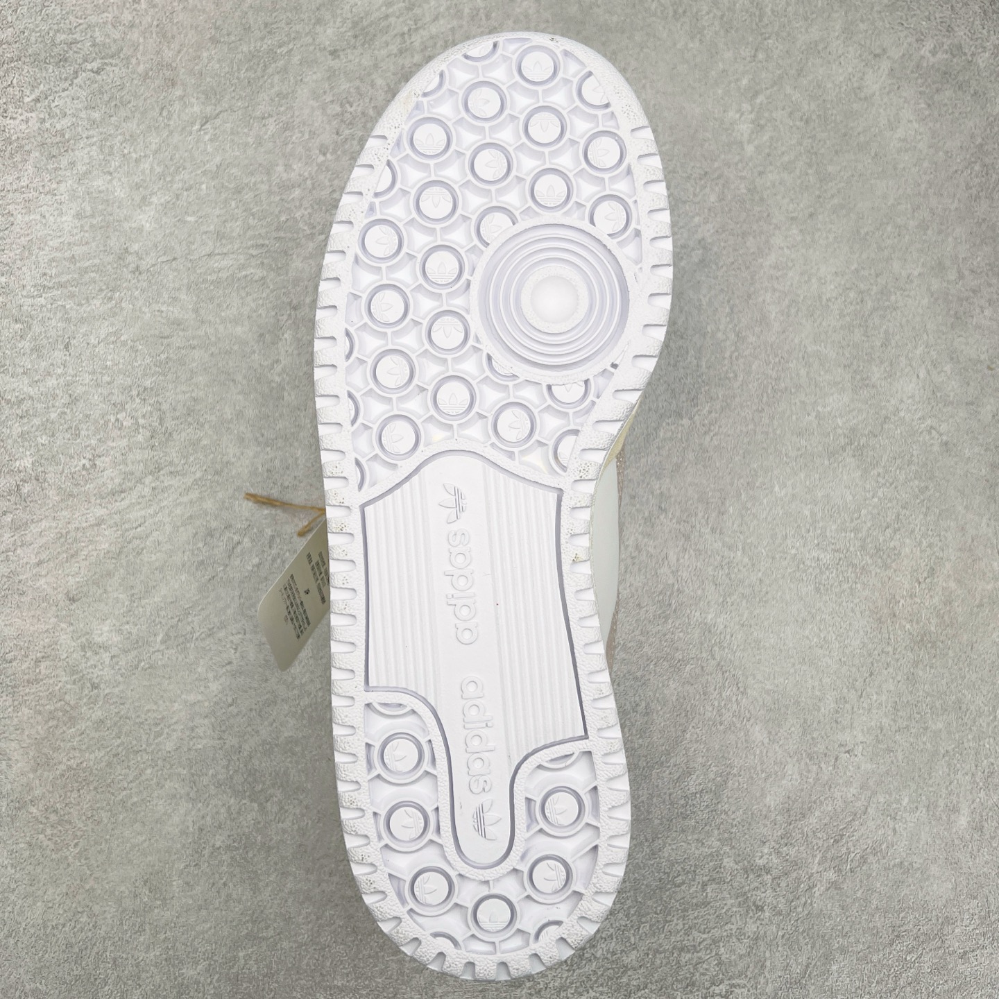 图片[9]-＃特价福利 AD Forum 84 Low OG 低帮百搭潮流休闲运动板鞋 以复古篮球鞋的外形为基础 采用皮革拼接 简约百搭 更加贴合舒适 中底内侧网格造型起到点睛之笔 外底橡胶 更显复古 尺码：36 36.5 37.5 38 38.5 39 40 40.5 41 42 42.5 43 44 44.5 45-选品中心