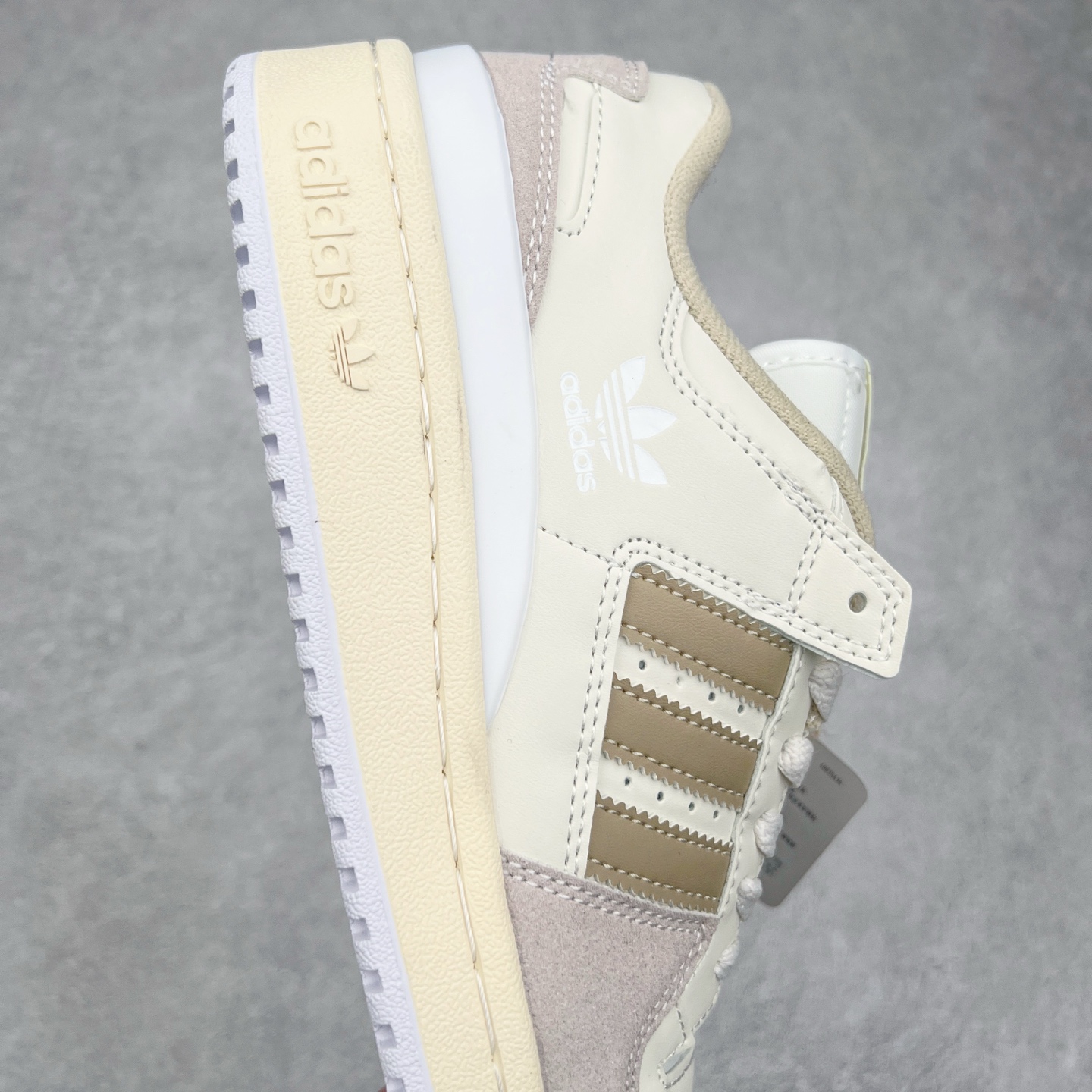 图片[6]-＃特价福利 AD Forum 84 Low OG 低帮百搭潮流休闲运动板鞋 以复古篮球鞋的外形为基础 采用皮革拼接 简约百搭 更加贴合舒适 中底内侧网格造型起到点睛之笔 外底橡胶 更显复古 尺码：36 36.5 37.5 38 38.5 39 40 40.5 41 42 42.5 43 44 44.5 45-选品中心